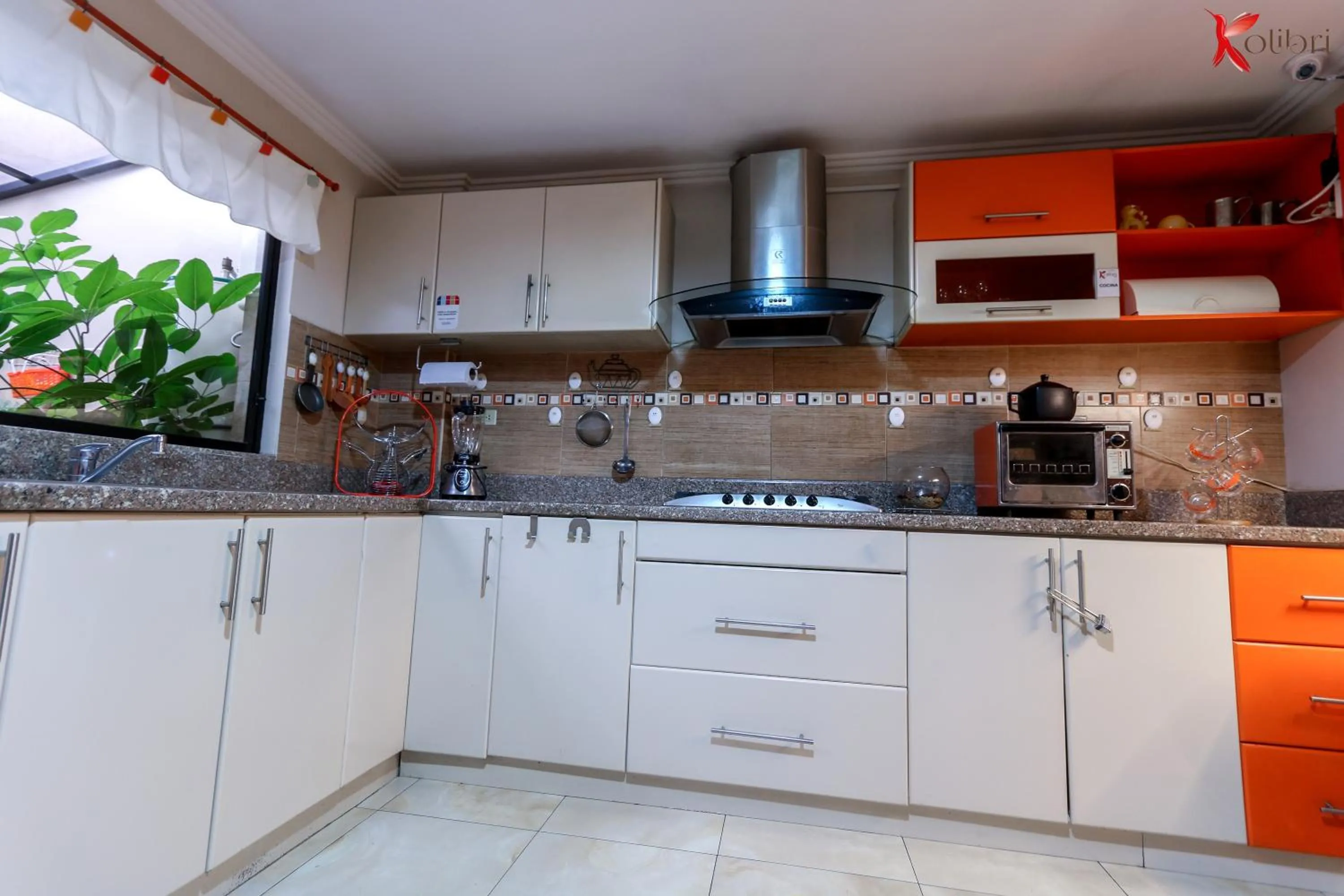 Communal kitchen in Hostal Kolibri B&B