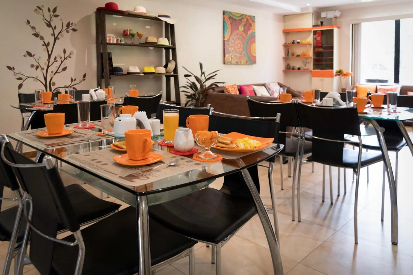 Dining area in Hostal Kolibri B&B