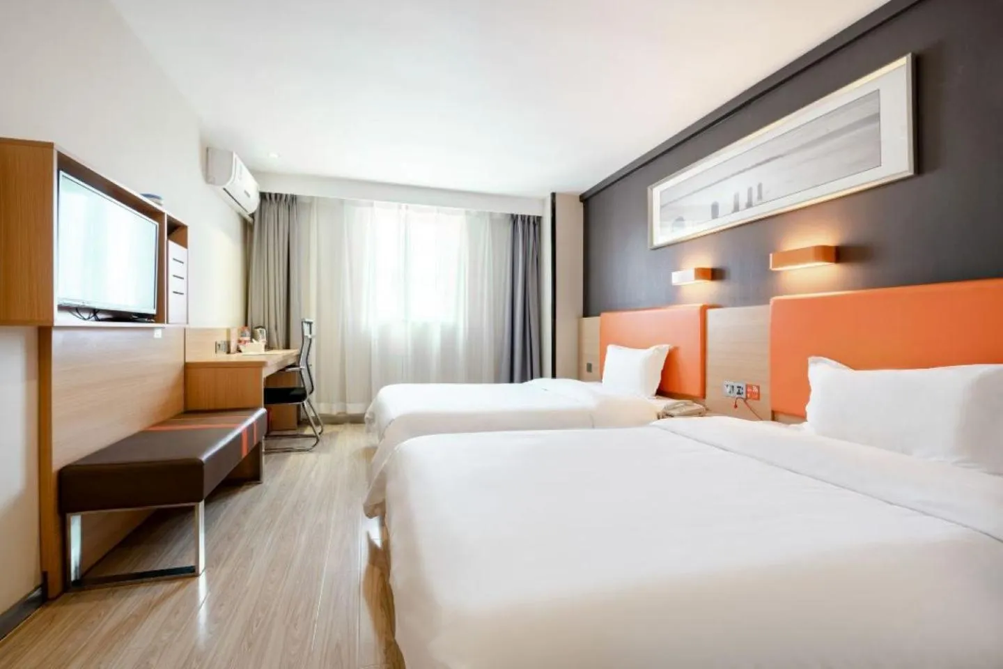 Photo of the whole room in 7Days Hotel Premium Xi'an Bell Tower Anyuanmen Metro Station