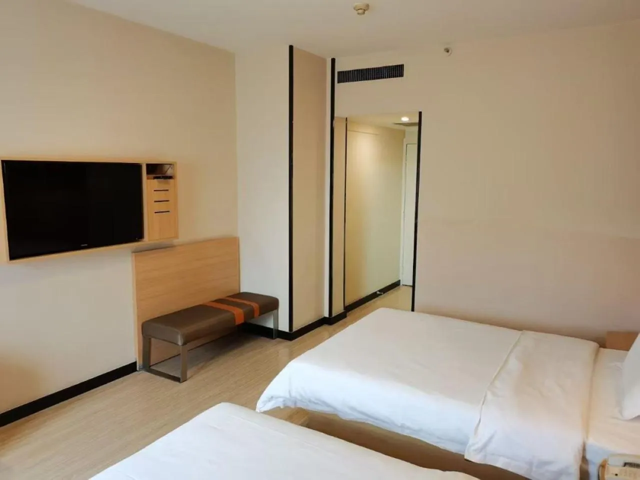 Photo of the whole room in 7Days Hotel Premium Xi'an Bell Tower Anyuanmen Metro Station