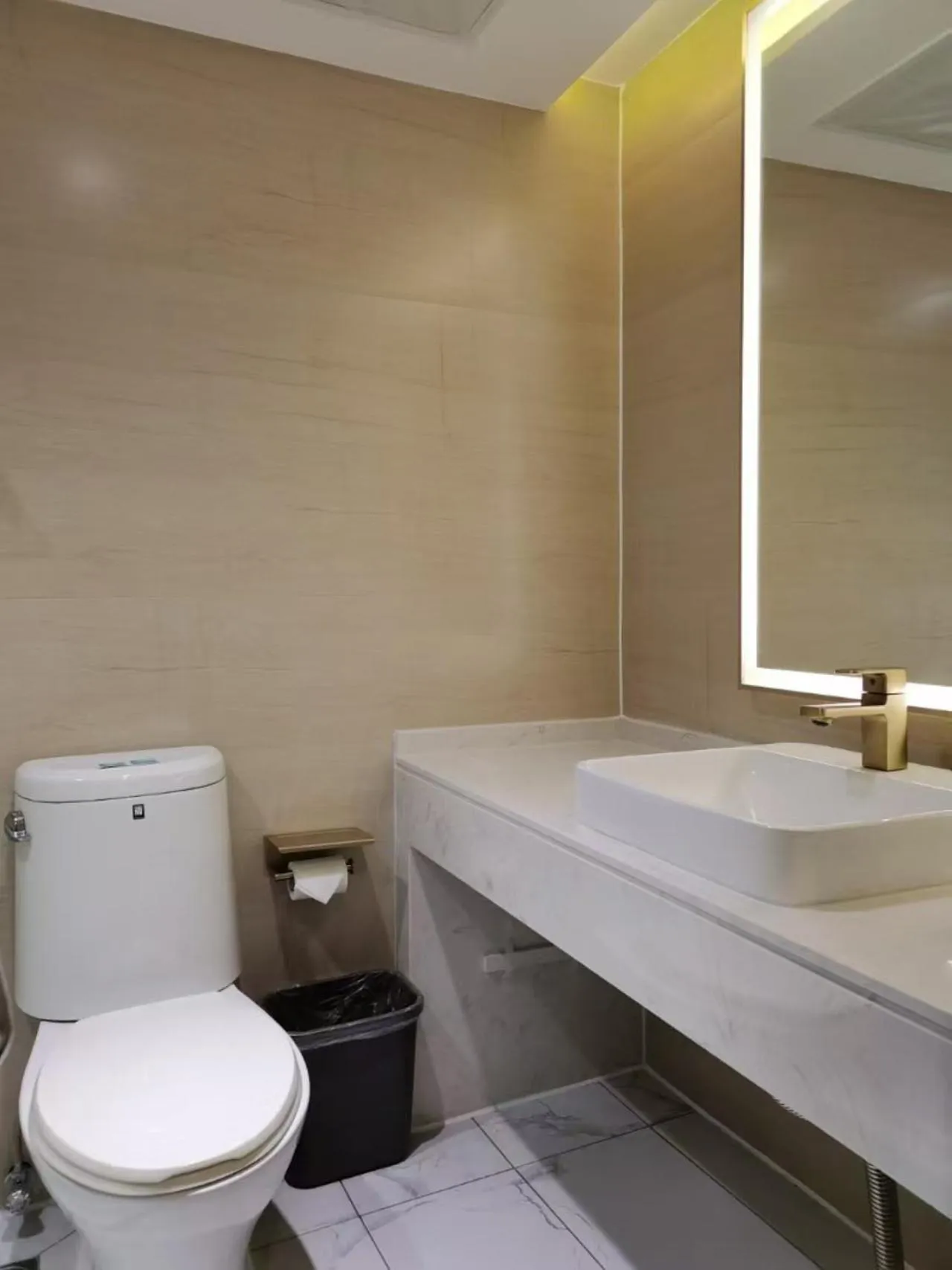 Toilet in 7Days Hotel Premium Xi'an Bell Tower Anyuanmen Metro Station