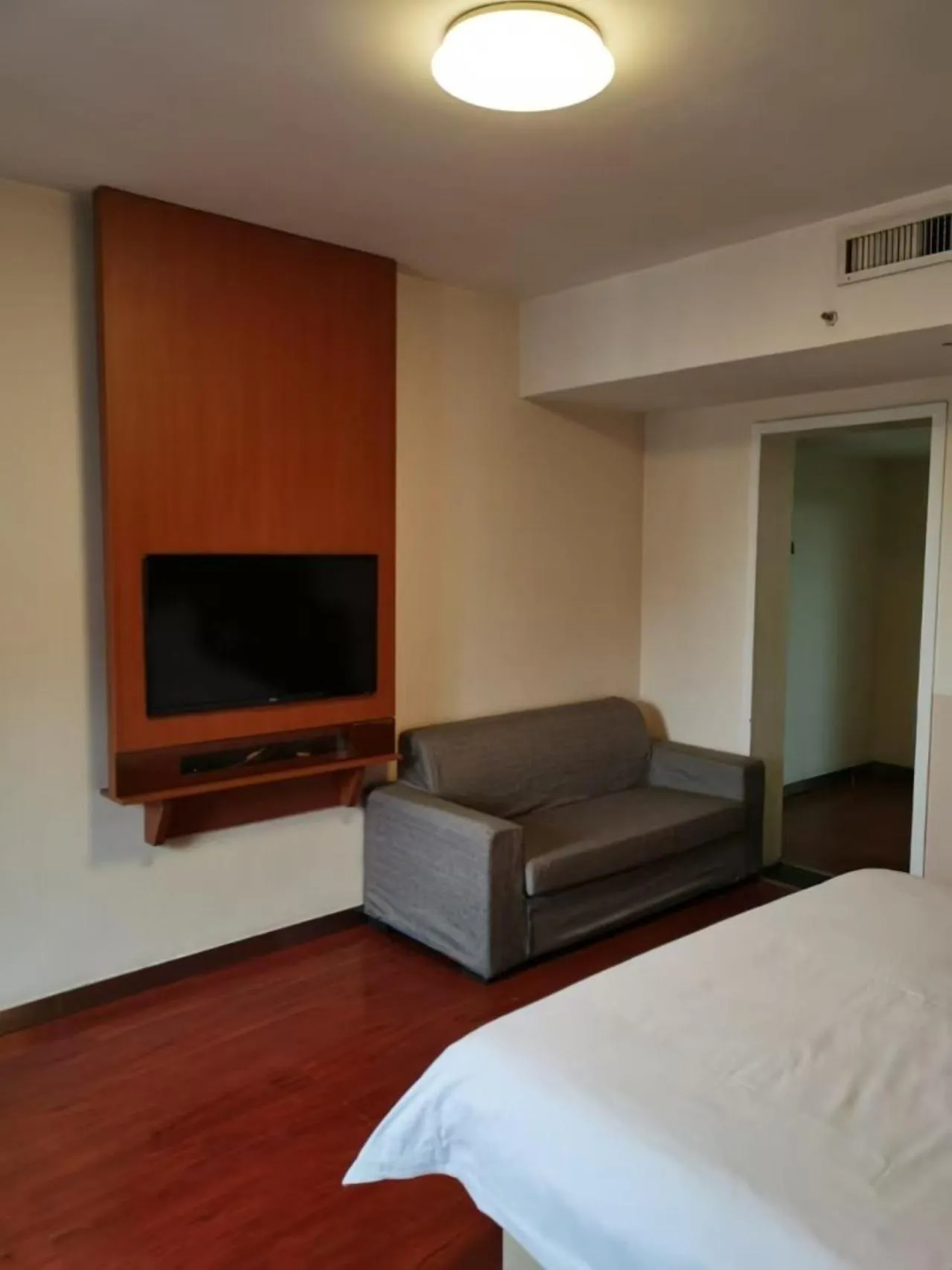 TV and multimedia in 7Days Hotel Premium Xi'an Bell Tower Anyuanmen Metro Station