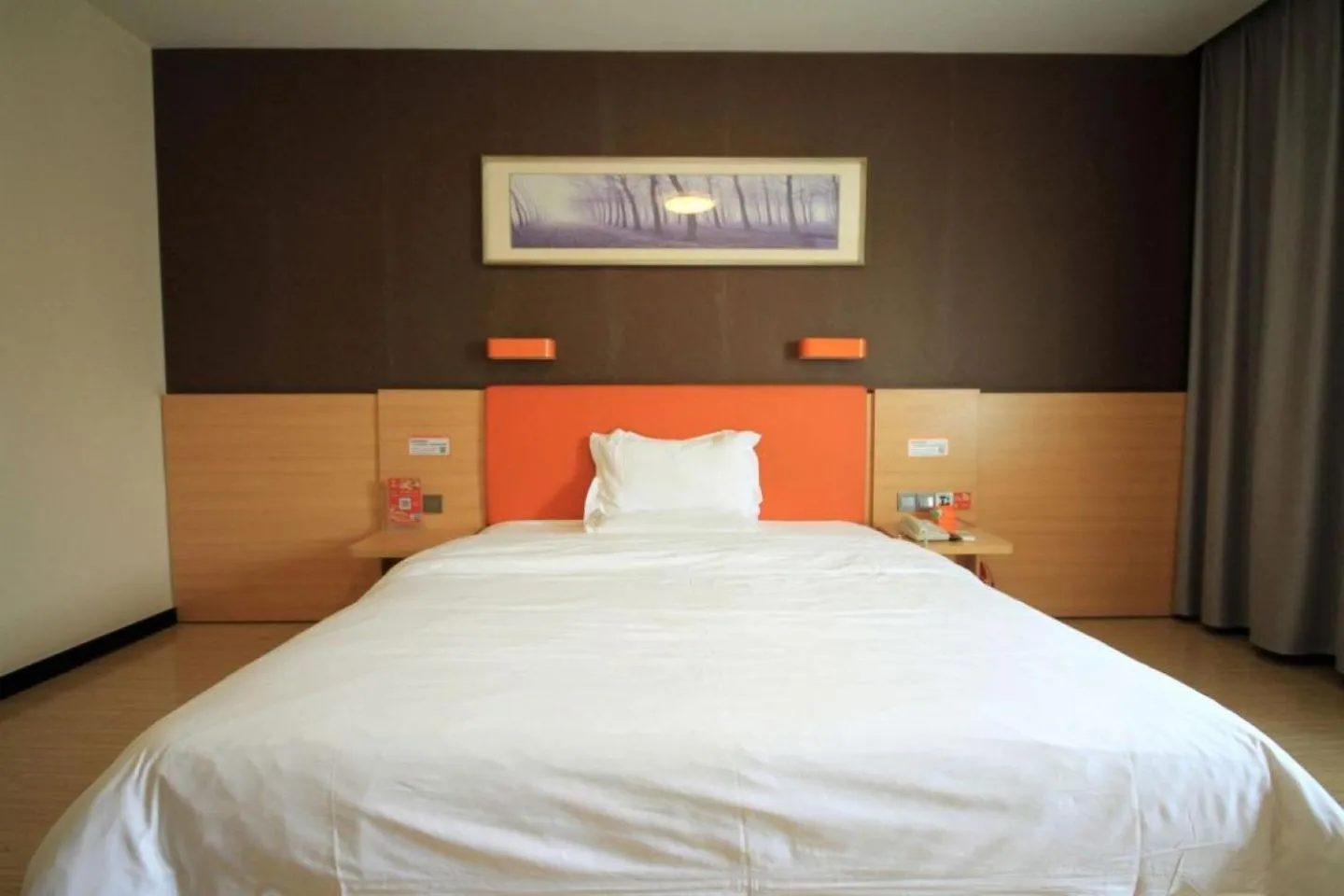 Photo of the whole room in 7Days Hotel Premium Xi'an Bell Tower Anyuanmen Metro Station