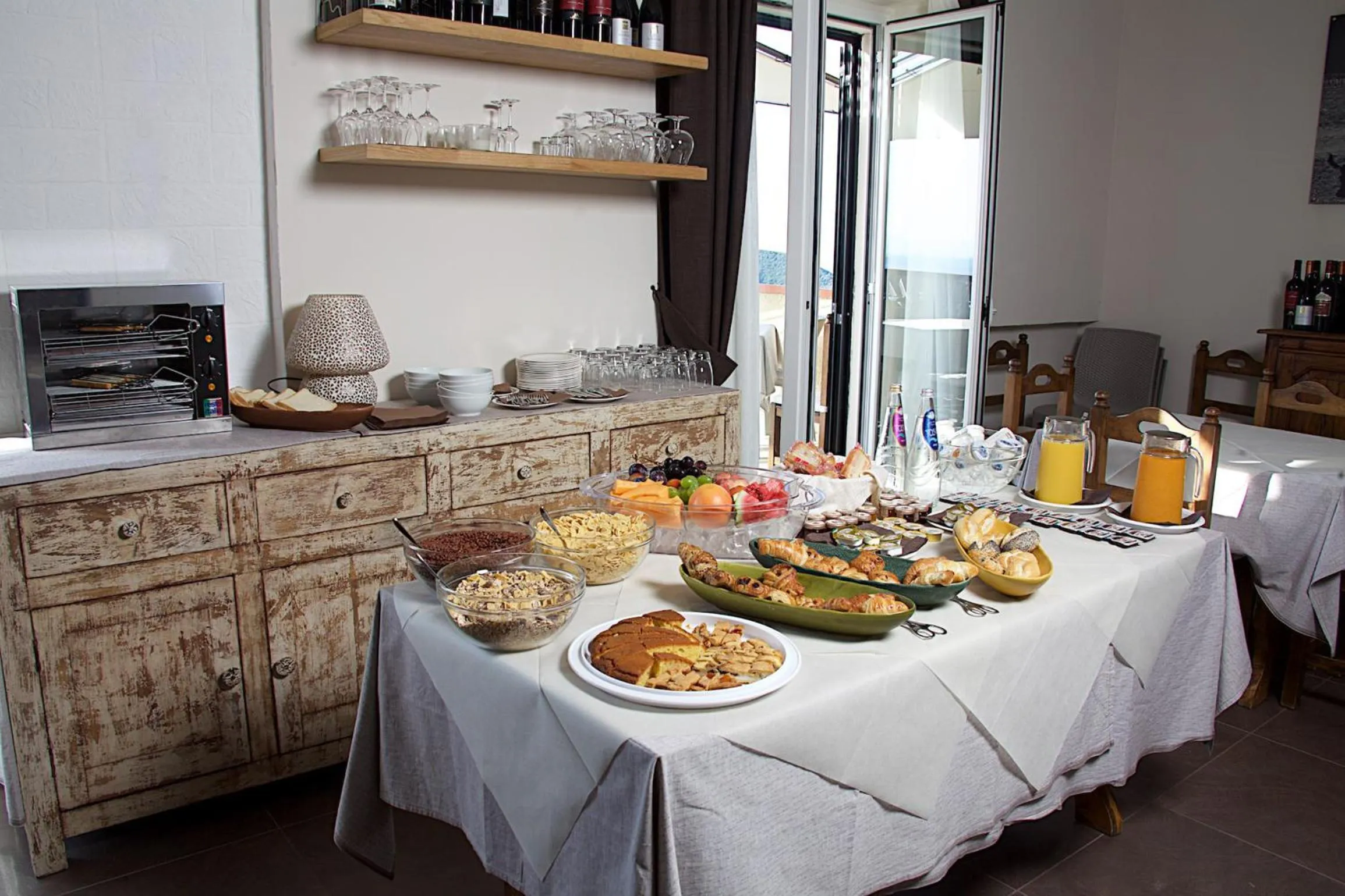 Restaurant/places to eat in Hotel Vatluna