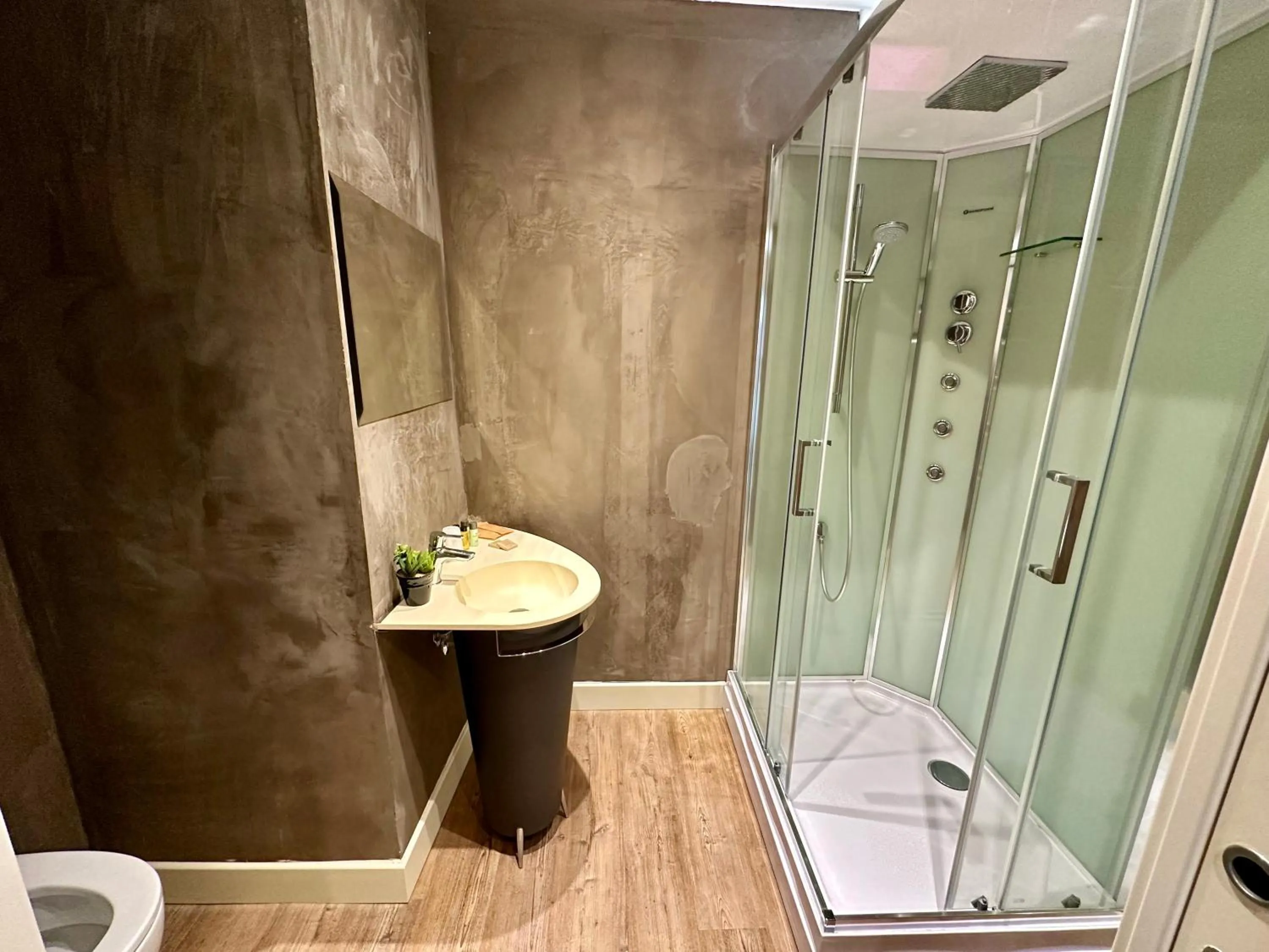 Shower in Hotel Vatluna