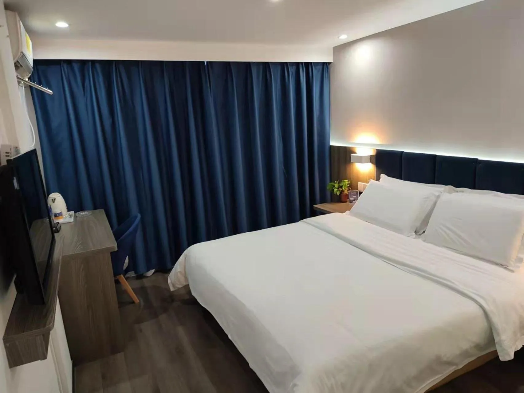 Bed in 7Days Inn Chenzhou West High Speed Railway Station