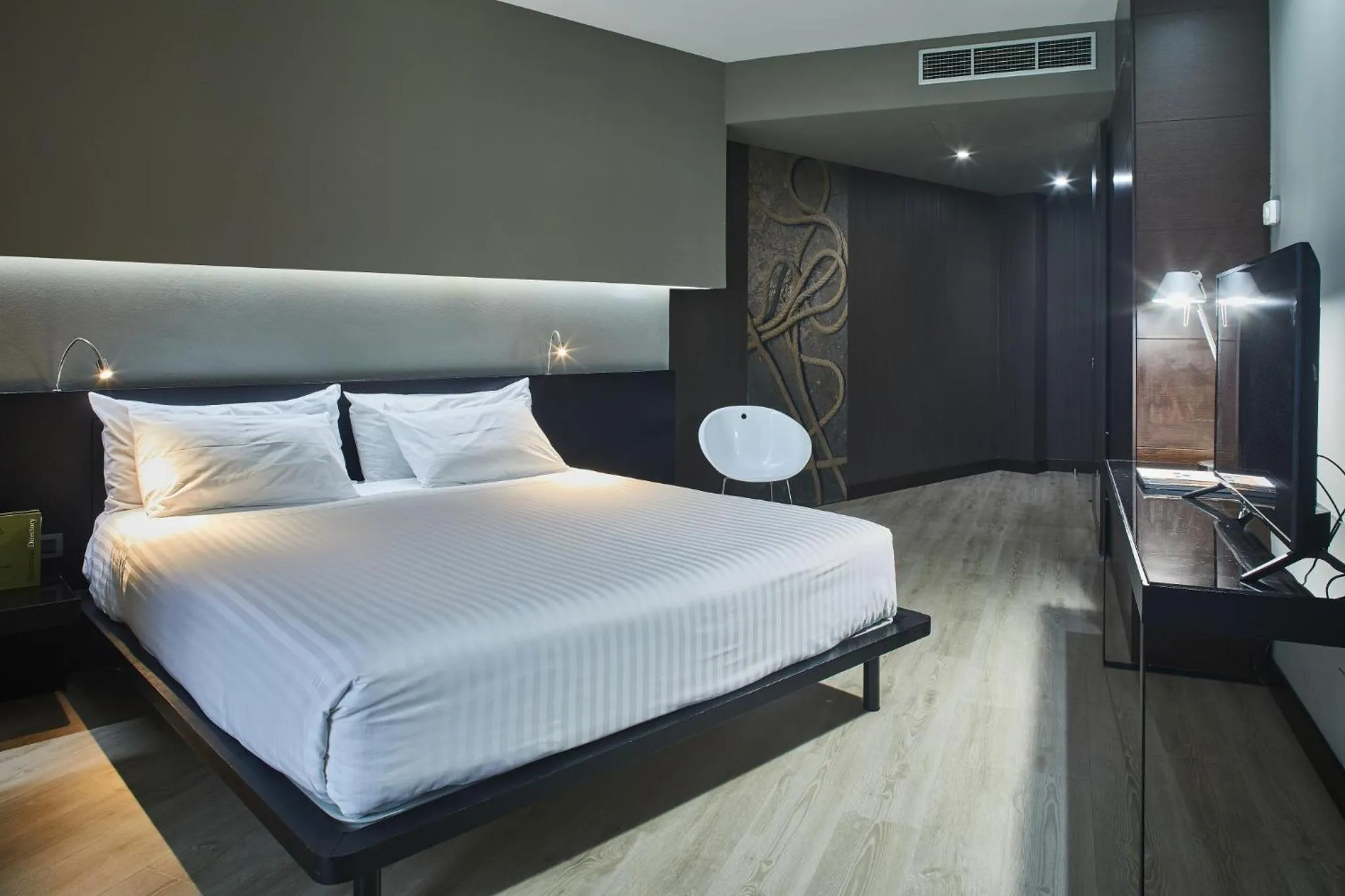 Photo of the whole room, Bed in Silken Gran Teatro