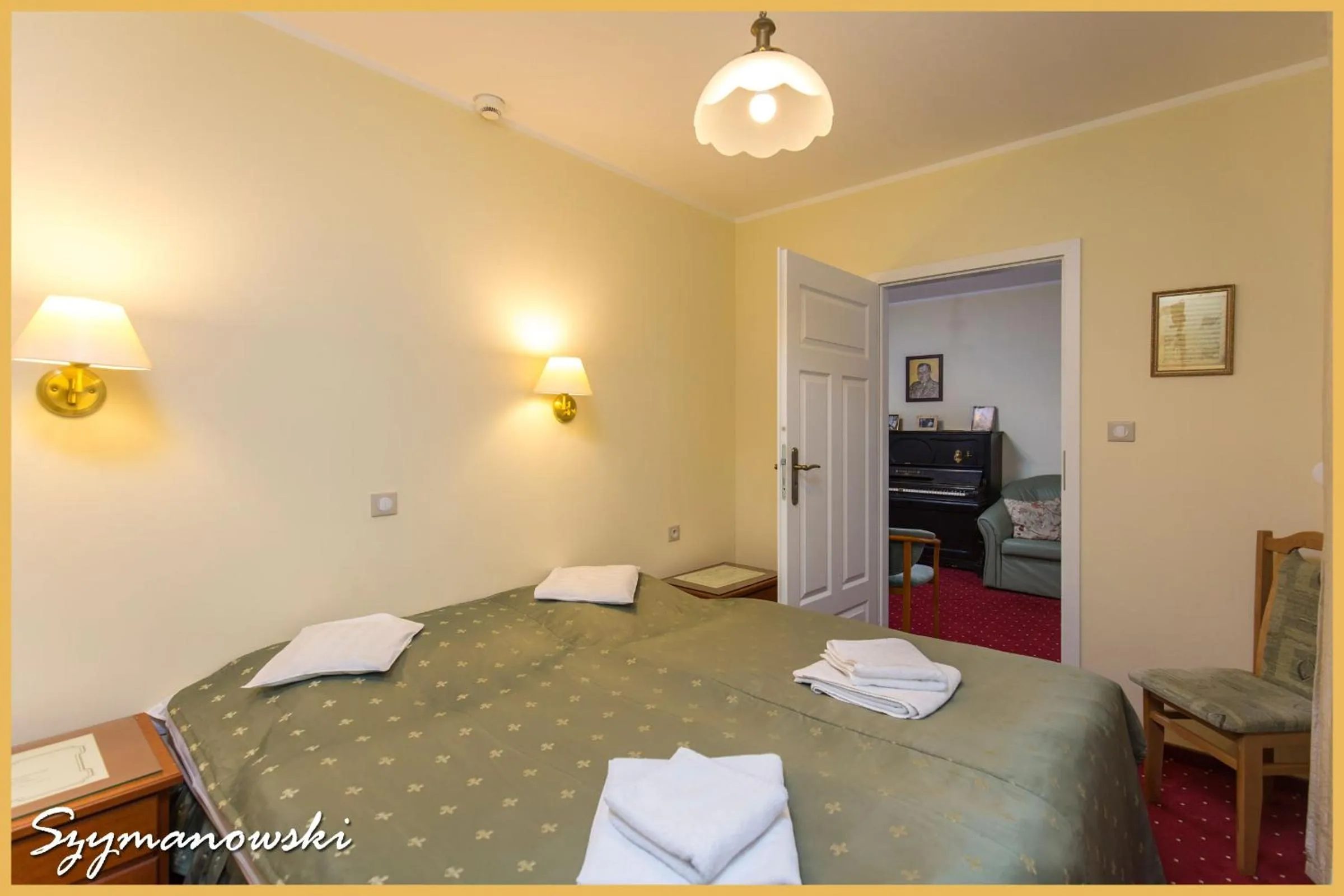 Photo of the whole room, Bed in Willa Carlton