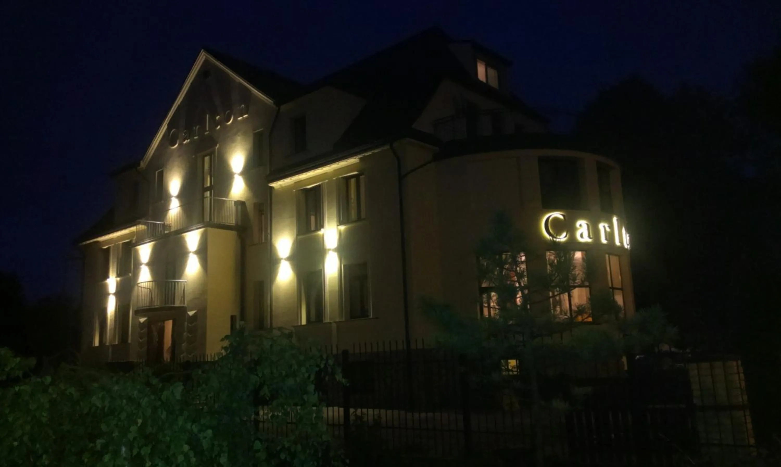 Facade/entrance in Willa Carlton