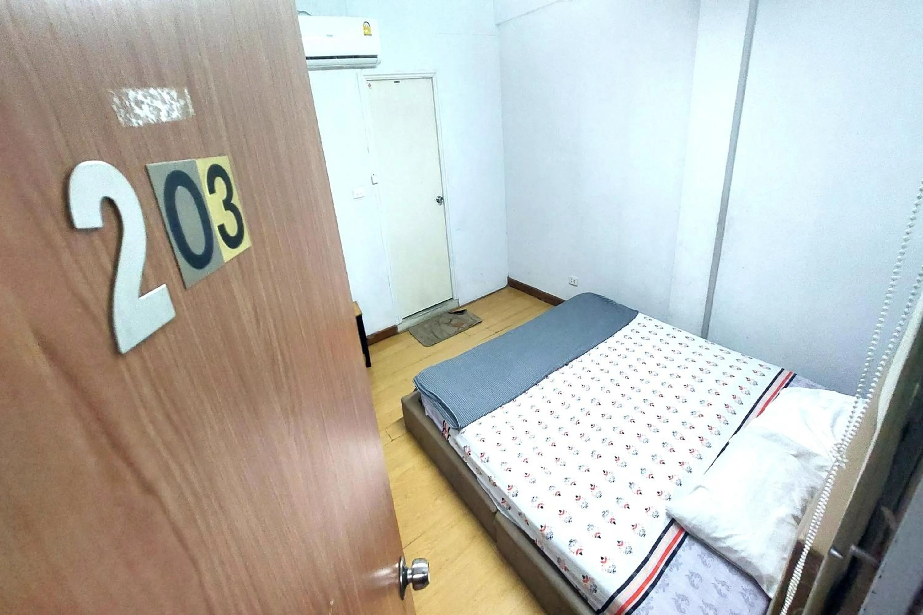 Photo of the whole room, Bed in Sukhum Sukhumvit-Onnut Guest House