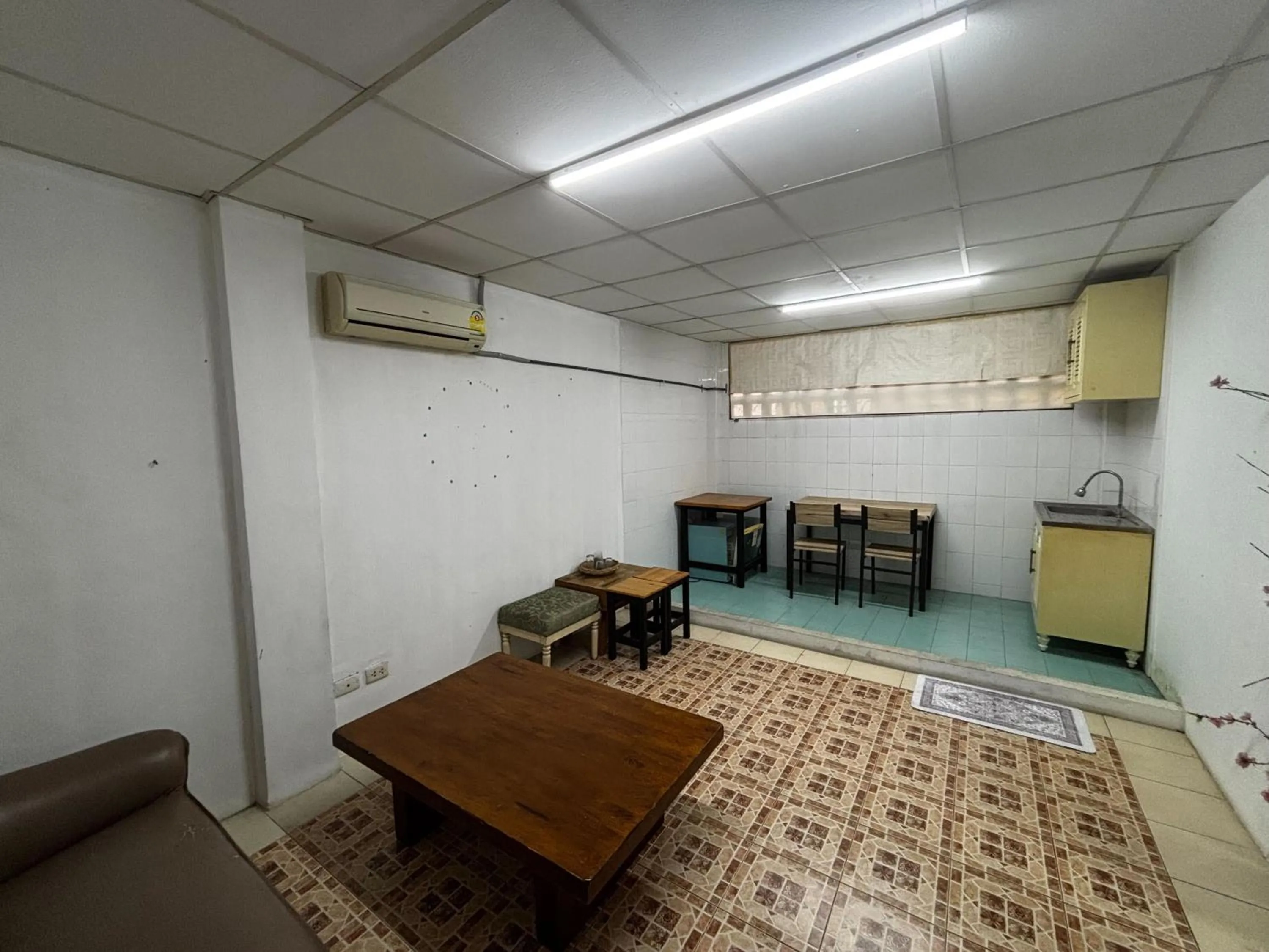 Kitchen or kitchenette in Sukhum Sukhumvit-Onnut Guest House