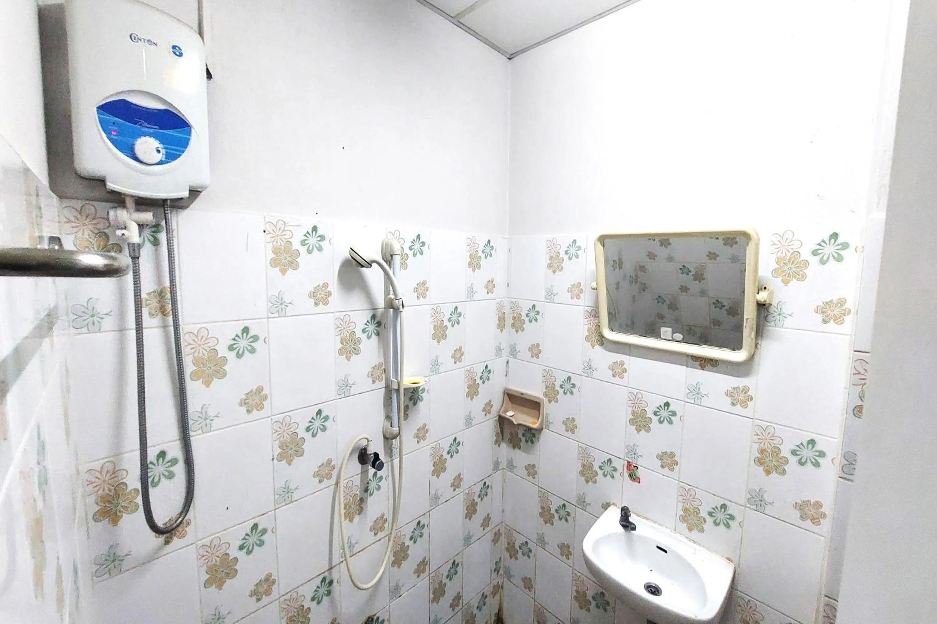 Bathroom in Sukhum Sukhumvit-Onnut Guest House