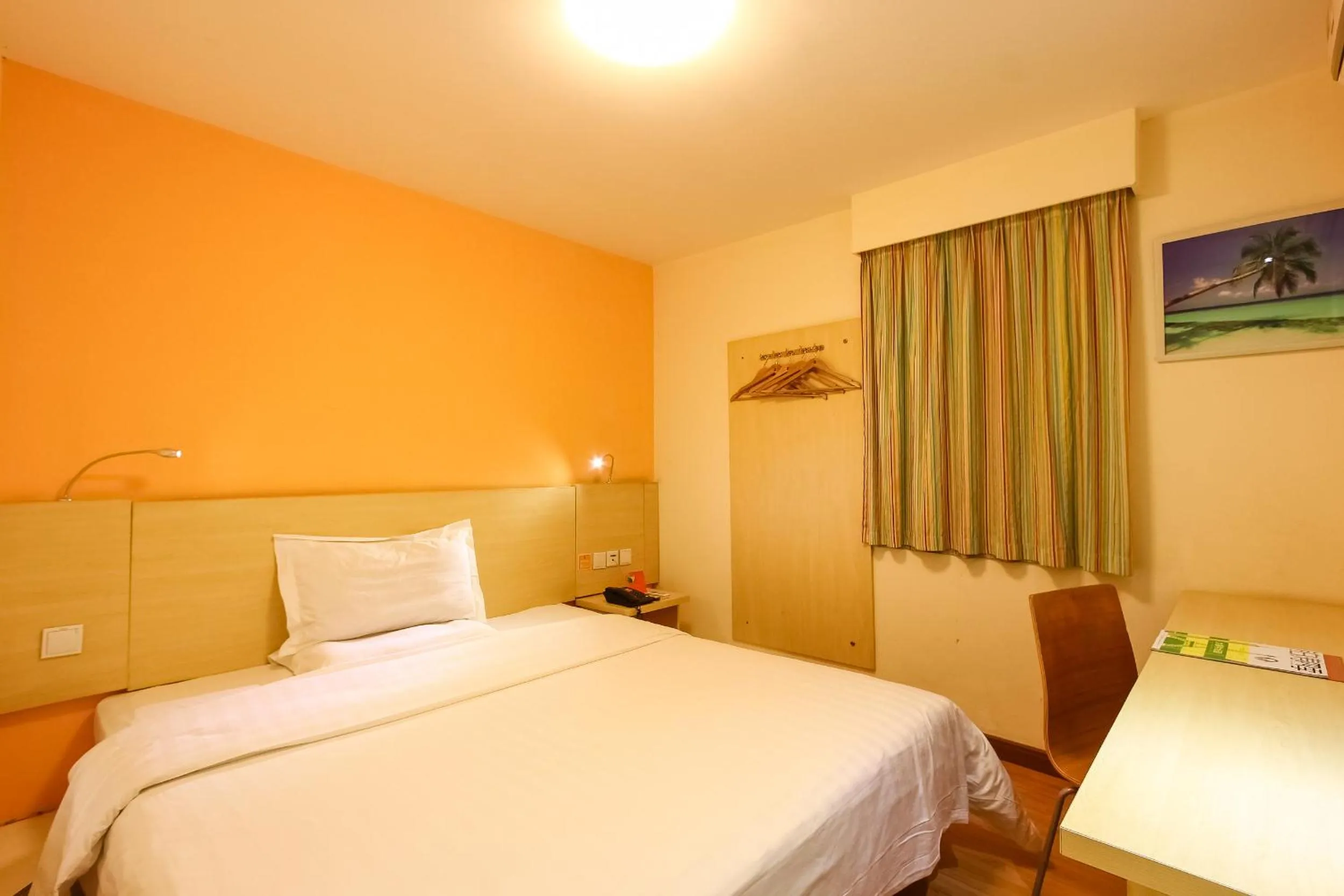 Photo of the whole room, Bed in 7Days Inn Guangzhou Meihuayuan Metro Station