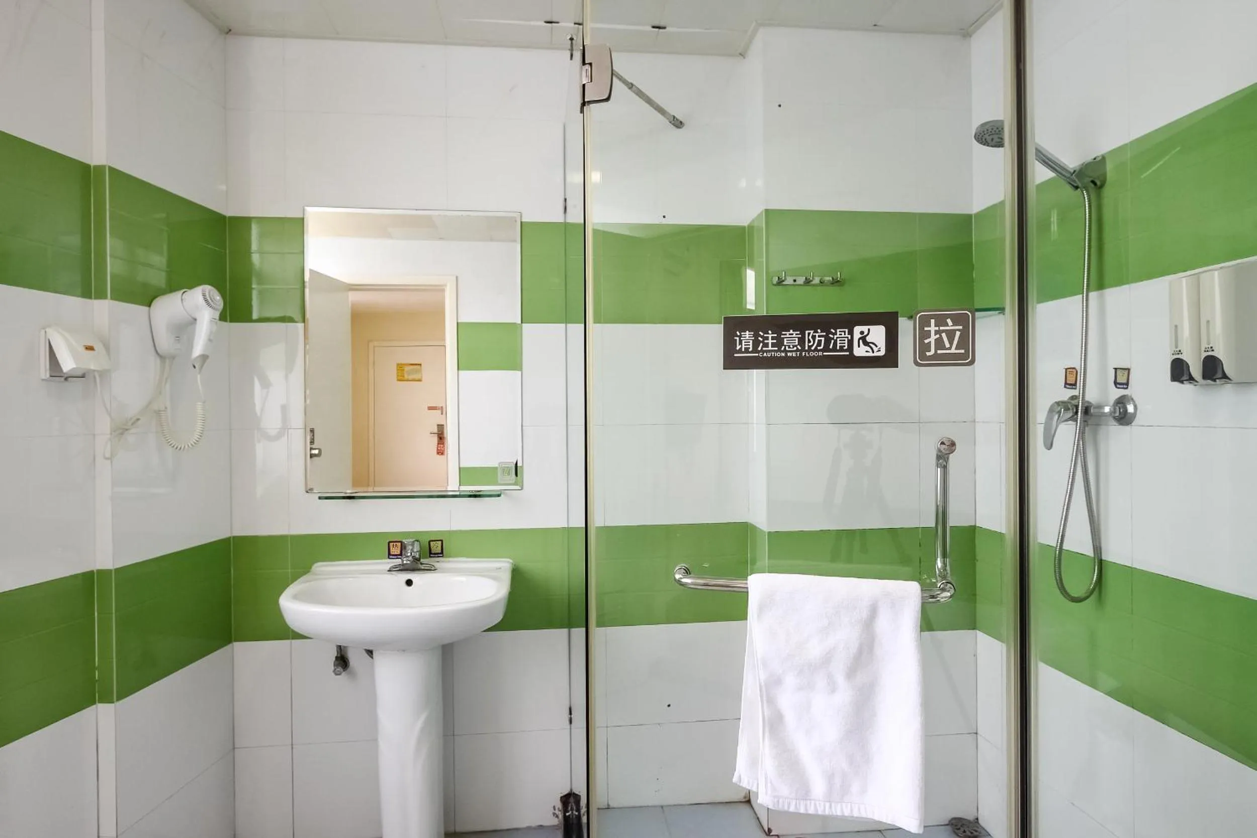 Bathroom in 7Days Inn Guangzhou Meihuayuan Metro Station