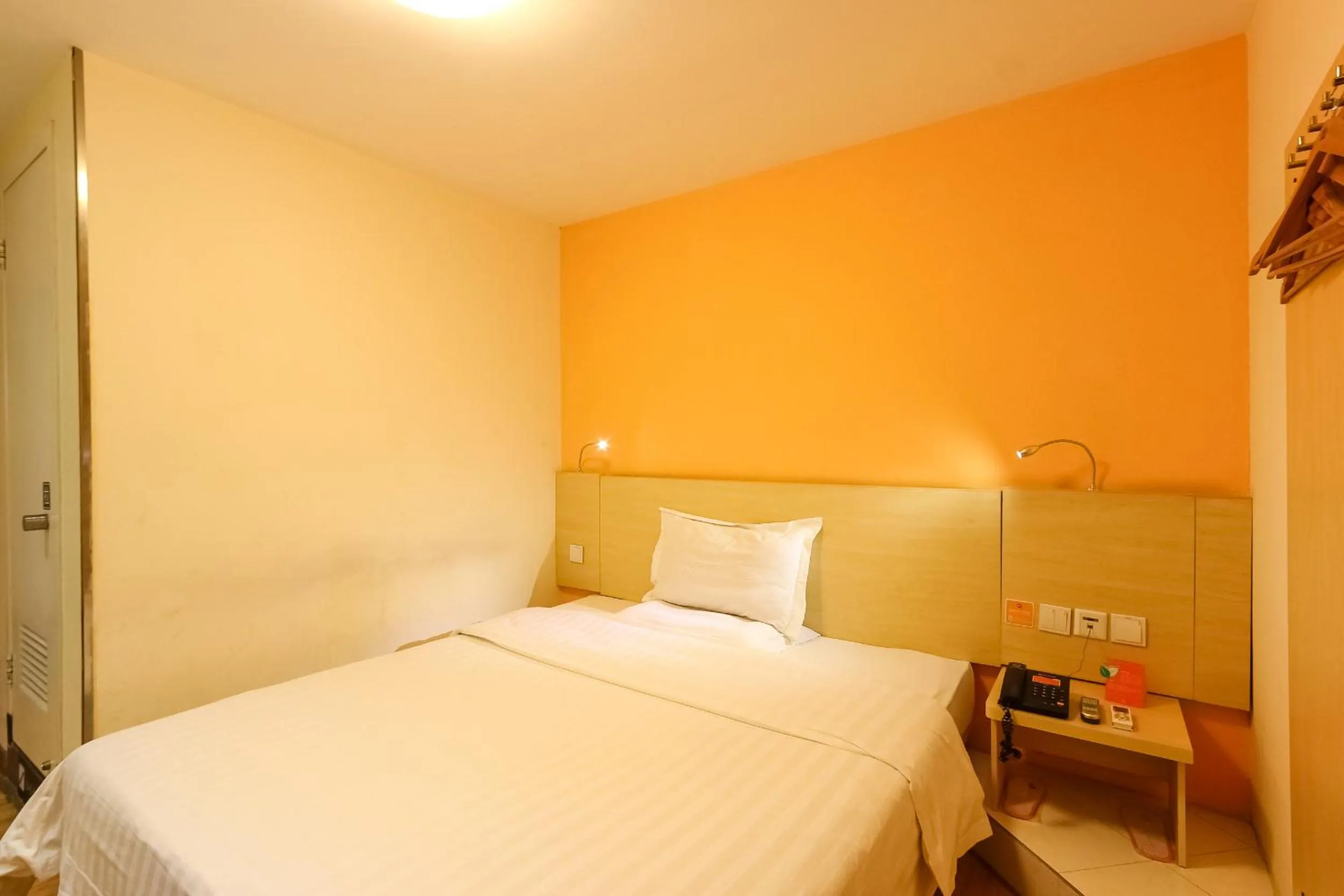 Bed in 7Days Inn Guangzhou Meihuayuan Metro Station