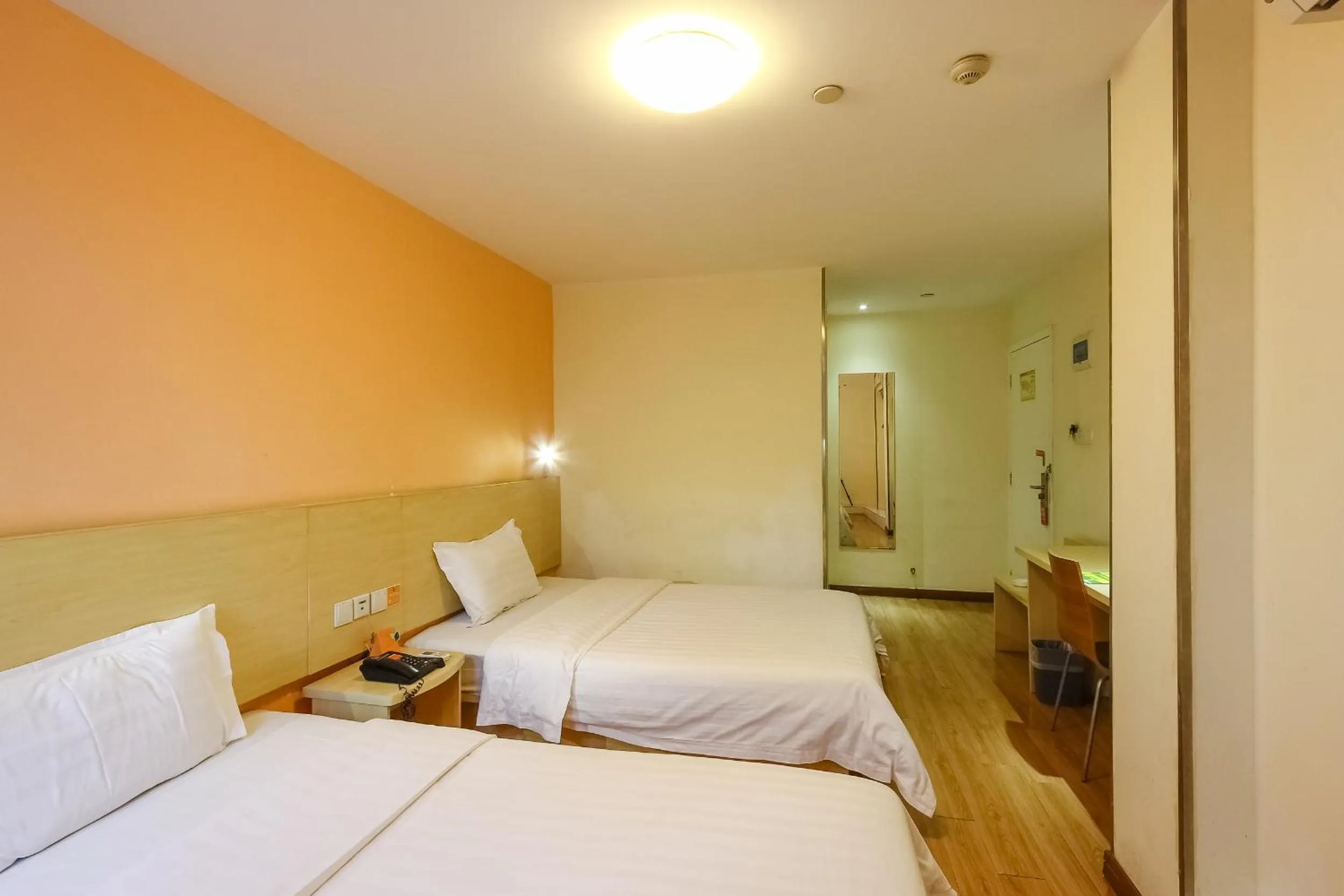 Photo of the whole room, Bed in 7Days Inn Guangzhou Meihuayuan Metro Station