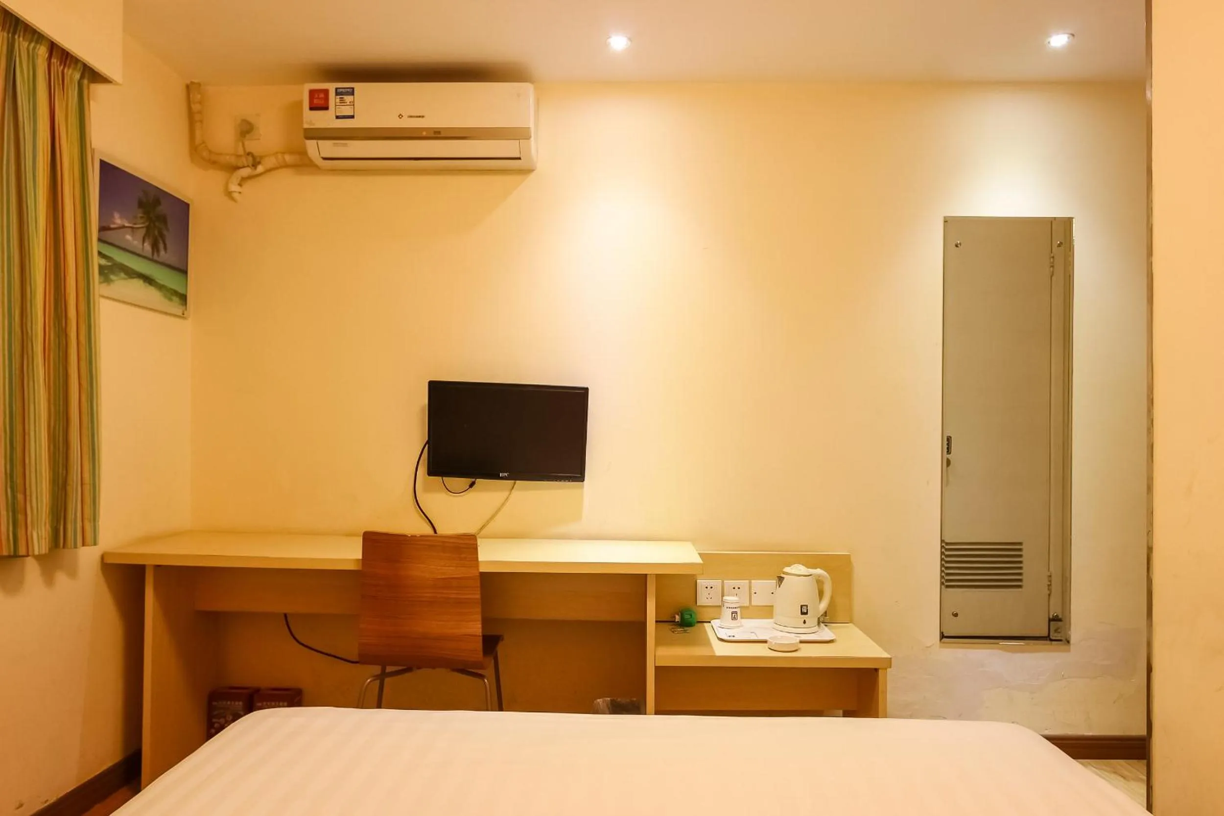 Decorative detail, Bed in 7Days Inn Guangzhou Meihuayuan Metro Station