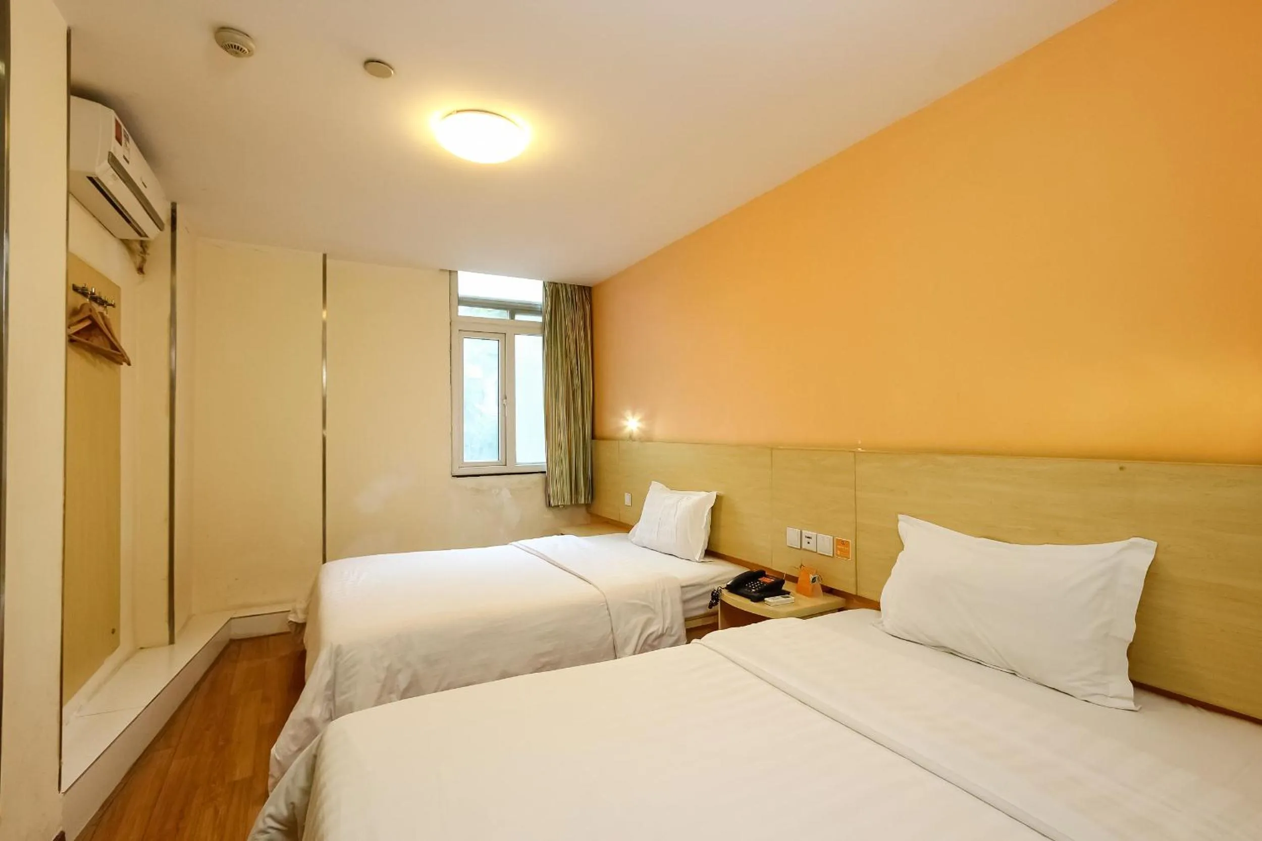 Photo of the whole room, Bed in 7Days Inn Guangzhou Meihuayuan Metro Station