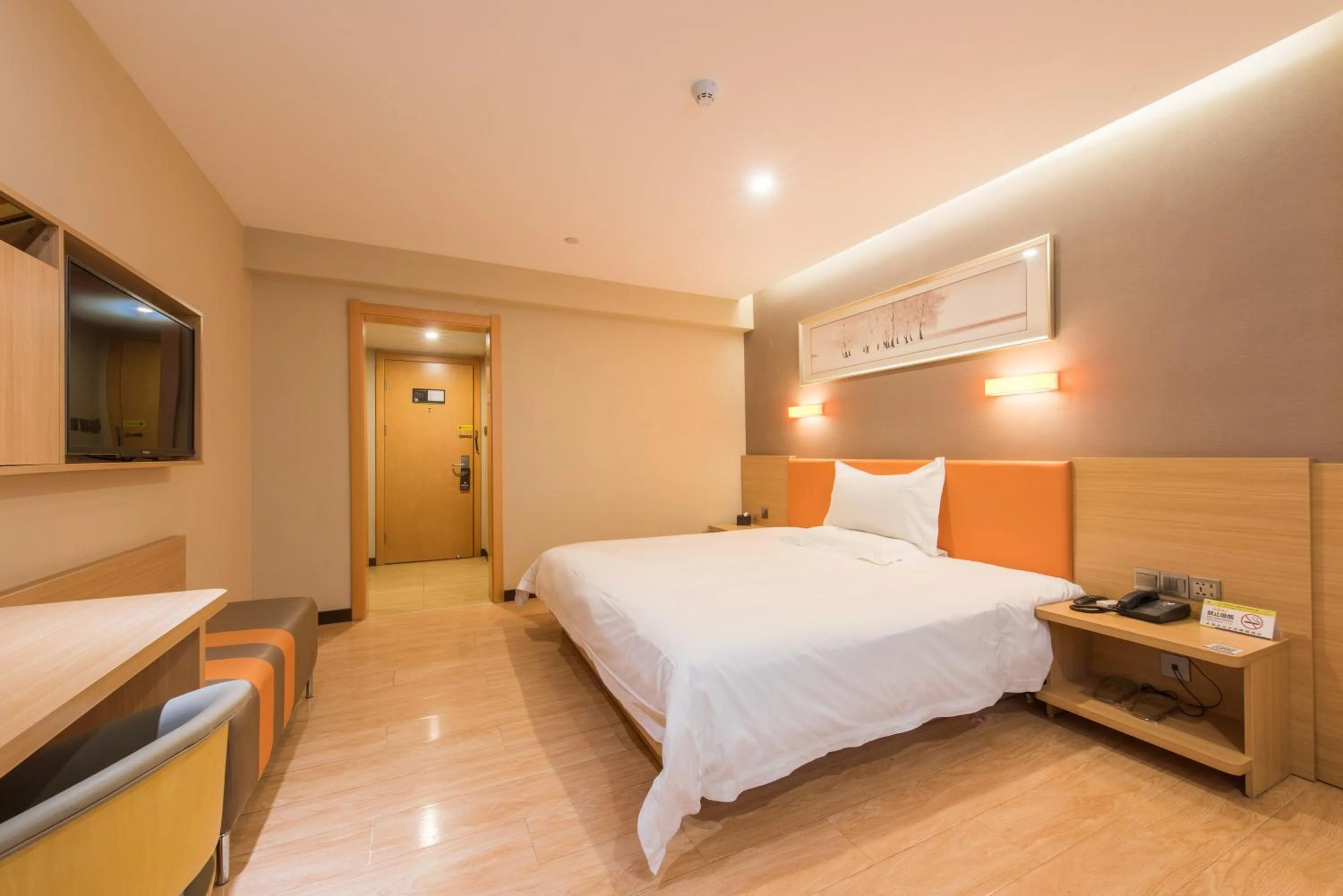 Photo of the whole room, Bed in IU Hotel Beijing West Coach Station Liuliqiao East Metro Station