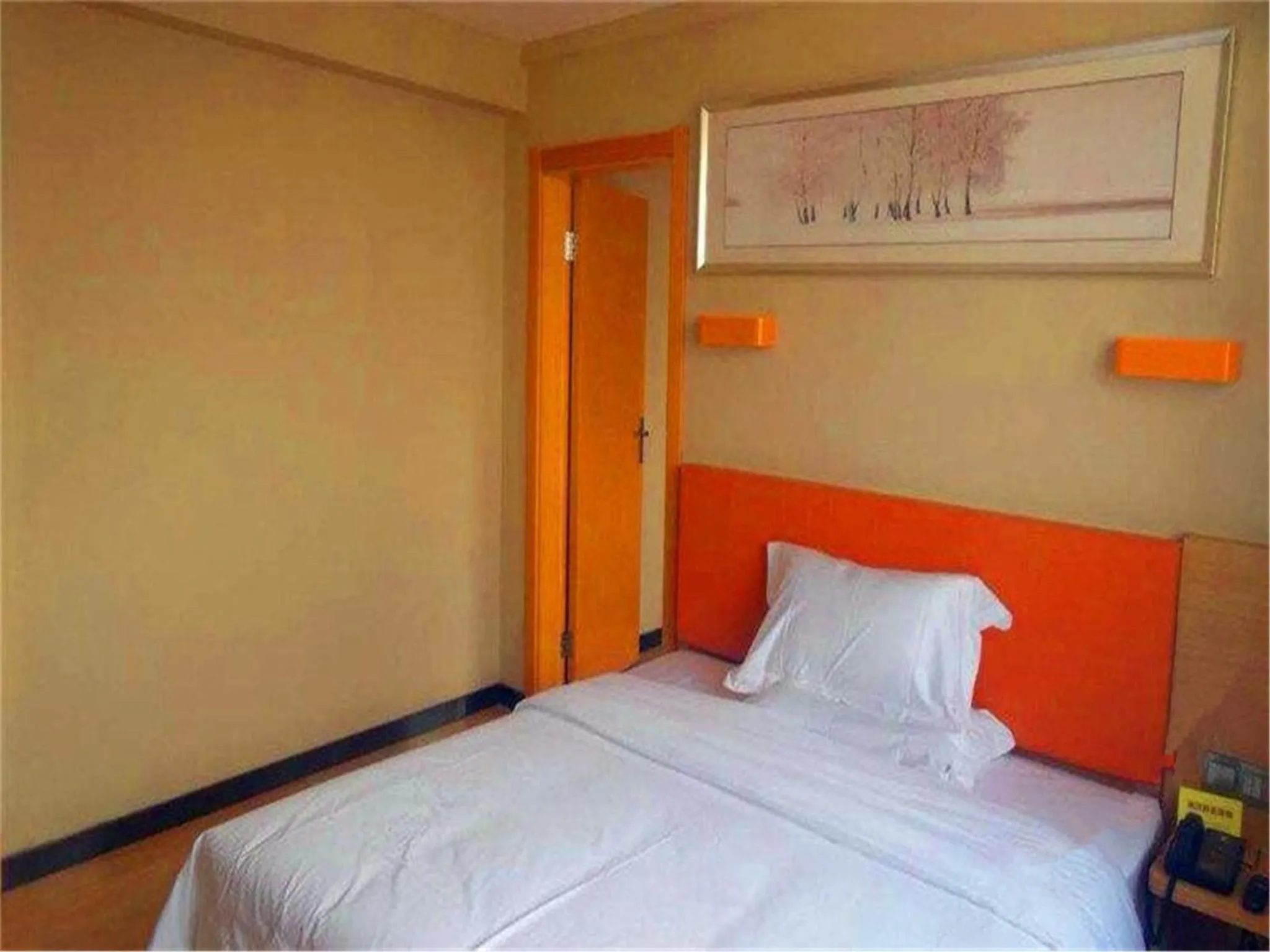 Bed in IU Hotel Beijing West Coach Station Liuliqiao East Metro Station