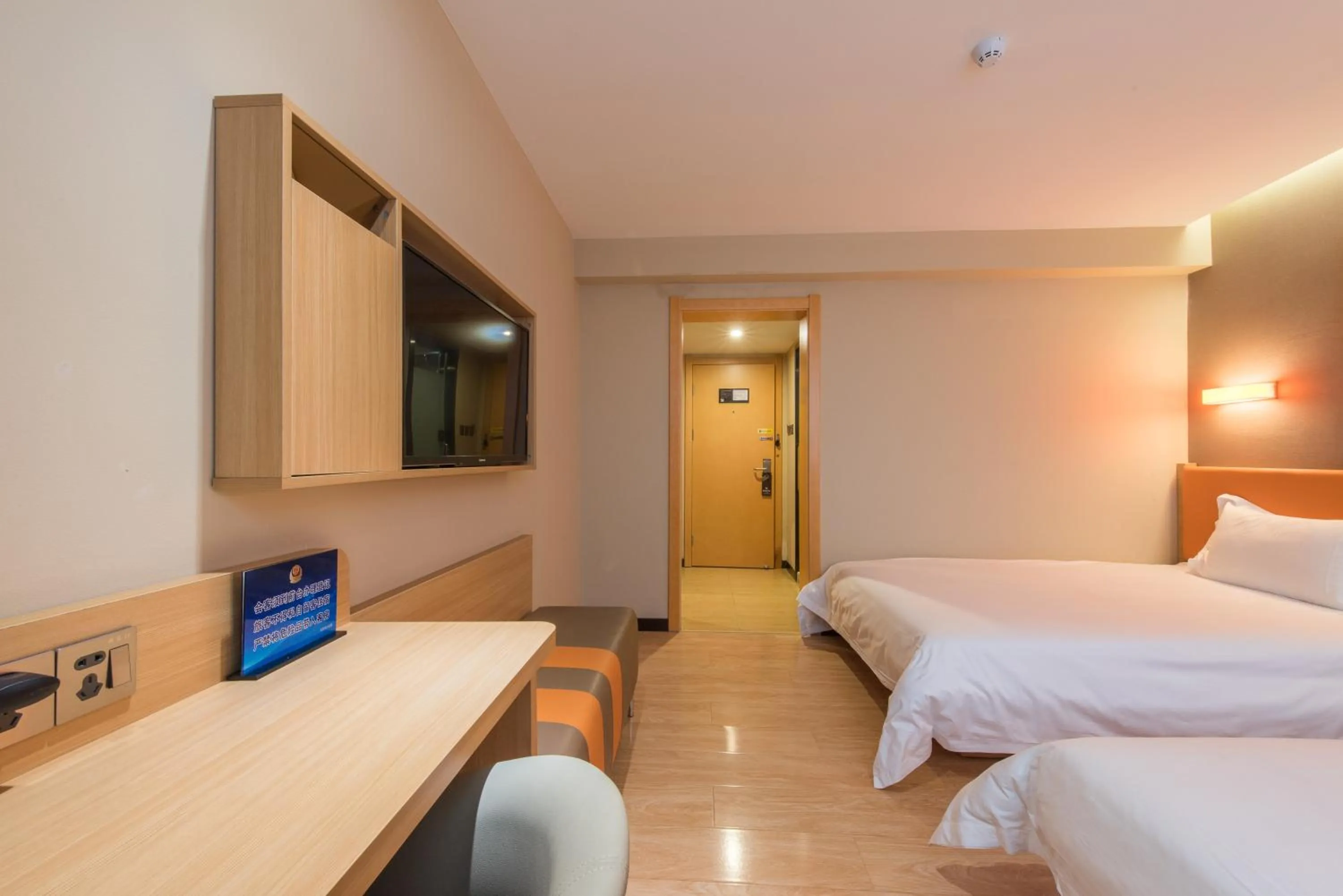 Photo of the whole room, Bed in IU Hotel Beijing West Coach Station Liuliqiao East Metro Station