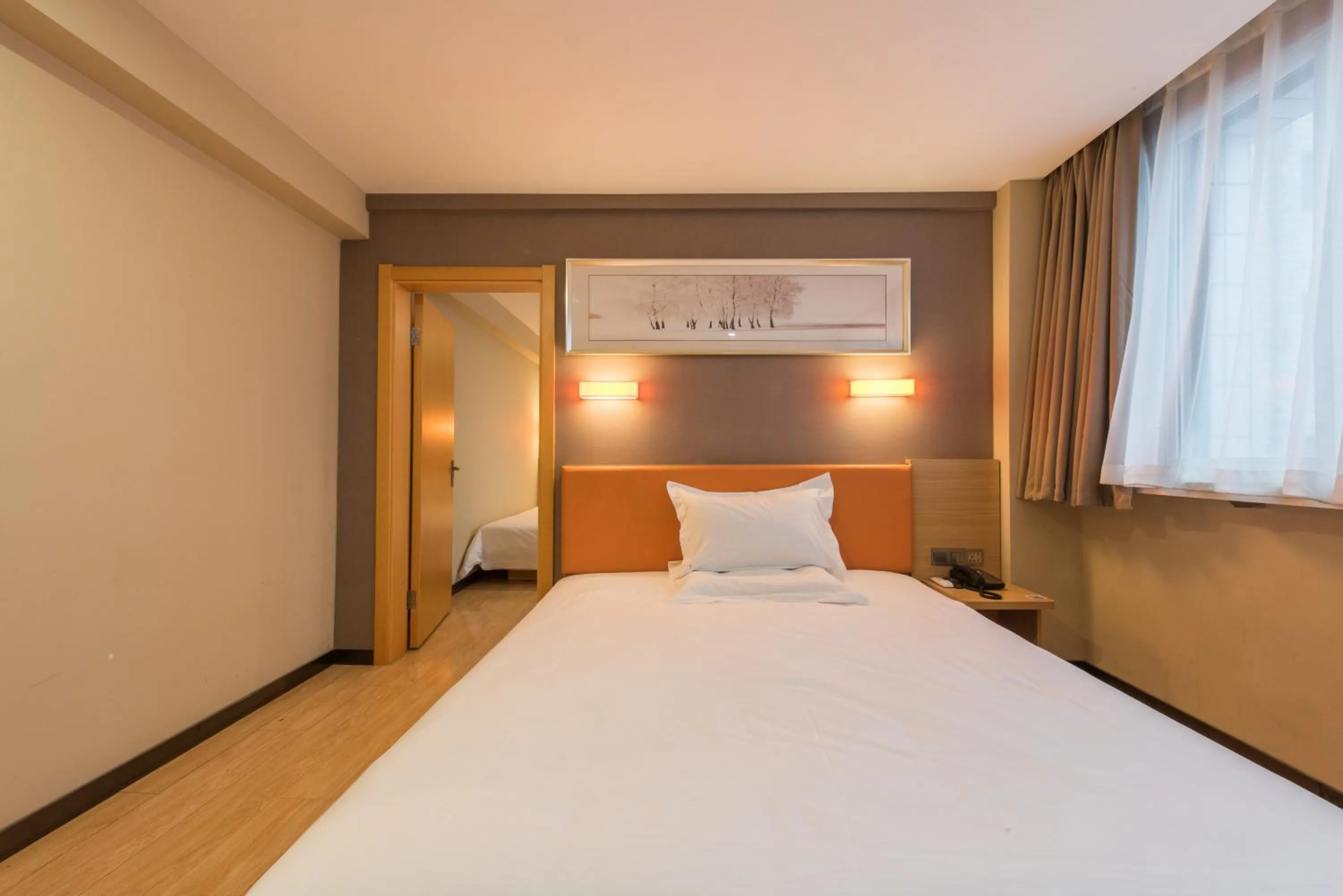 Photo of the whole room, Bed in IU Hotel Beijing West Coach Station Liuliqiao East Metro Station