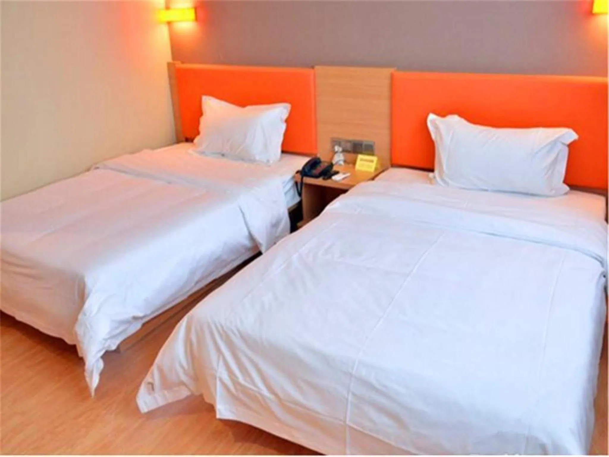 Bed in IU Hotel Beijing West Coach Station Liuliqiao East Metro Station