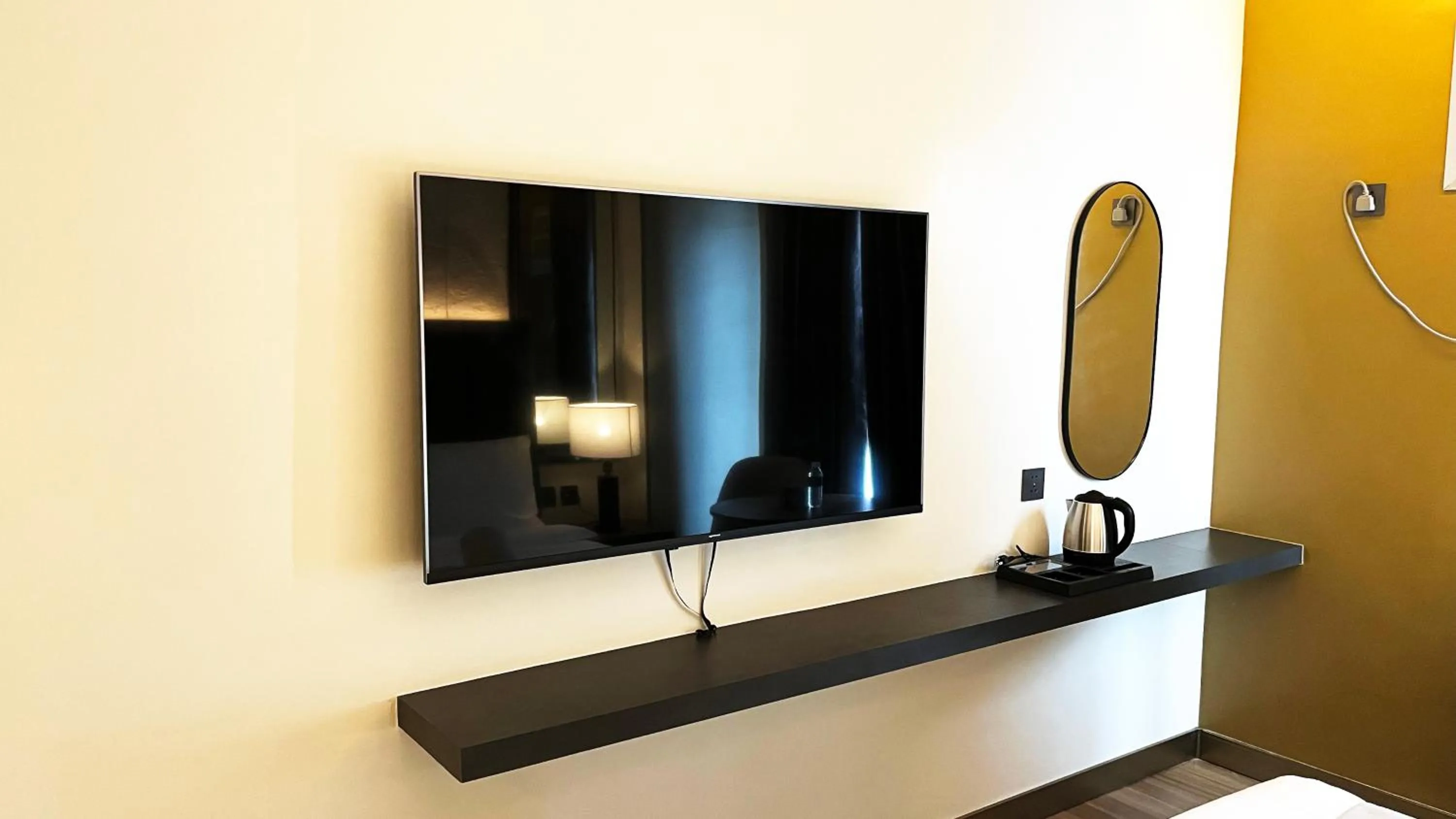 TV and multimedia in Vibe Hotel Alabang