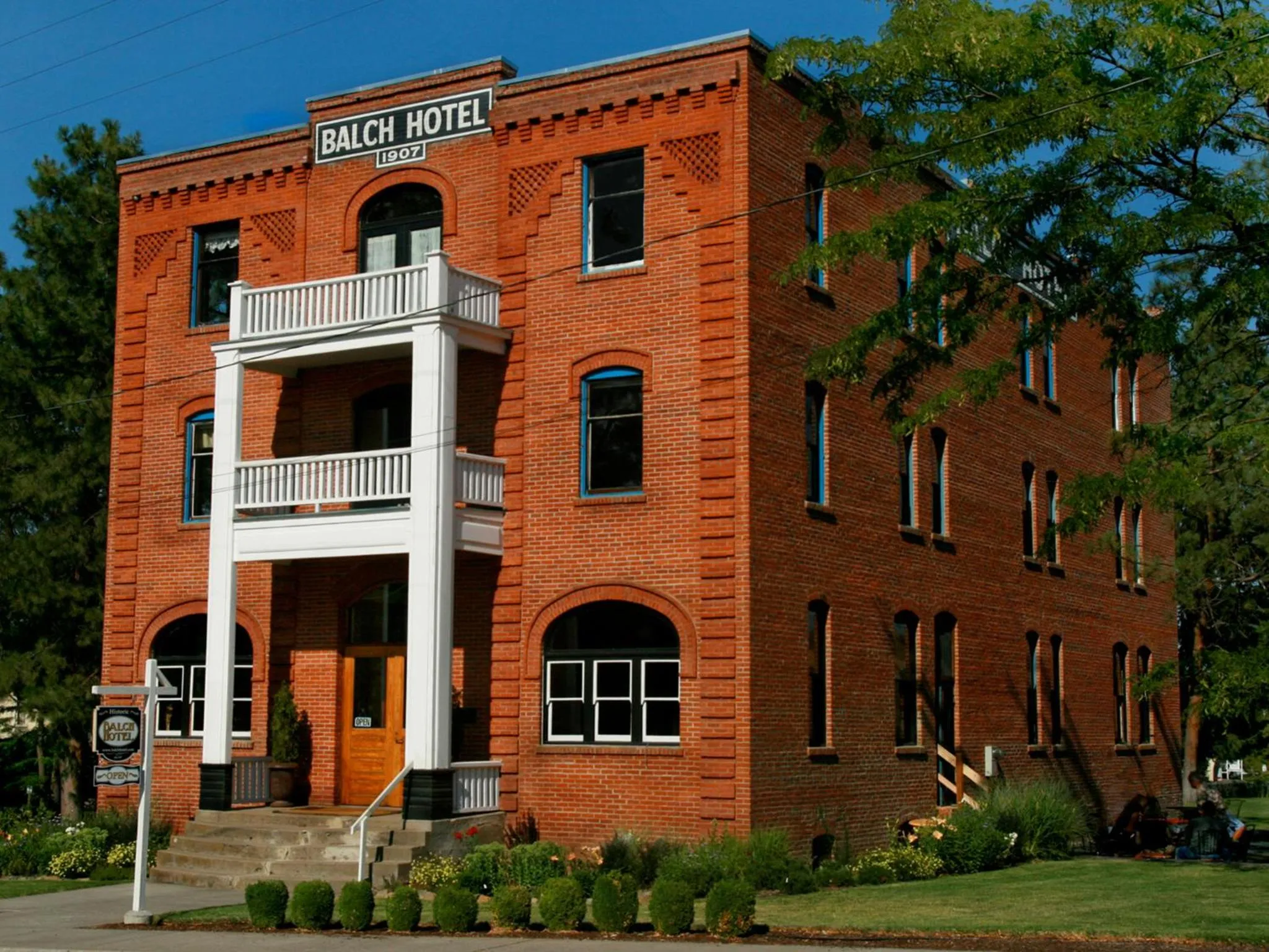 Facade/entrance in Balch Hotel