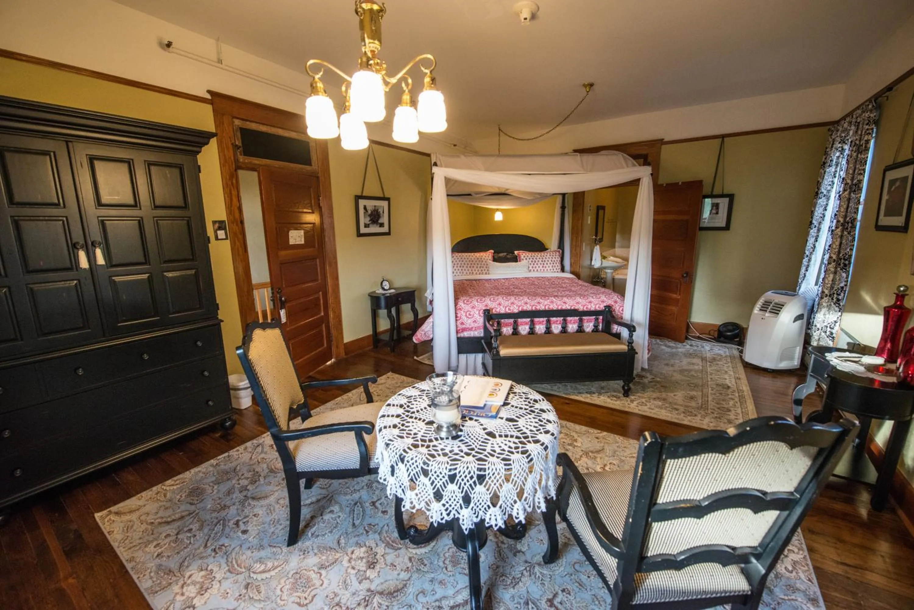 Seating area, Bed in Balch Hotel