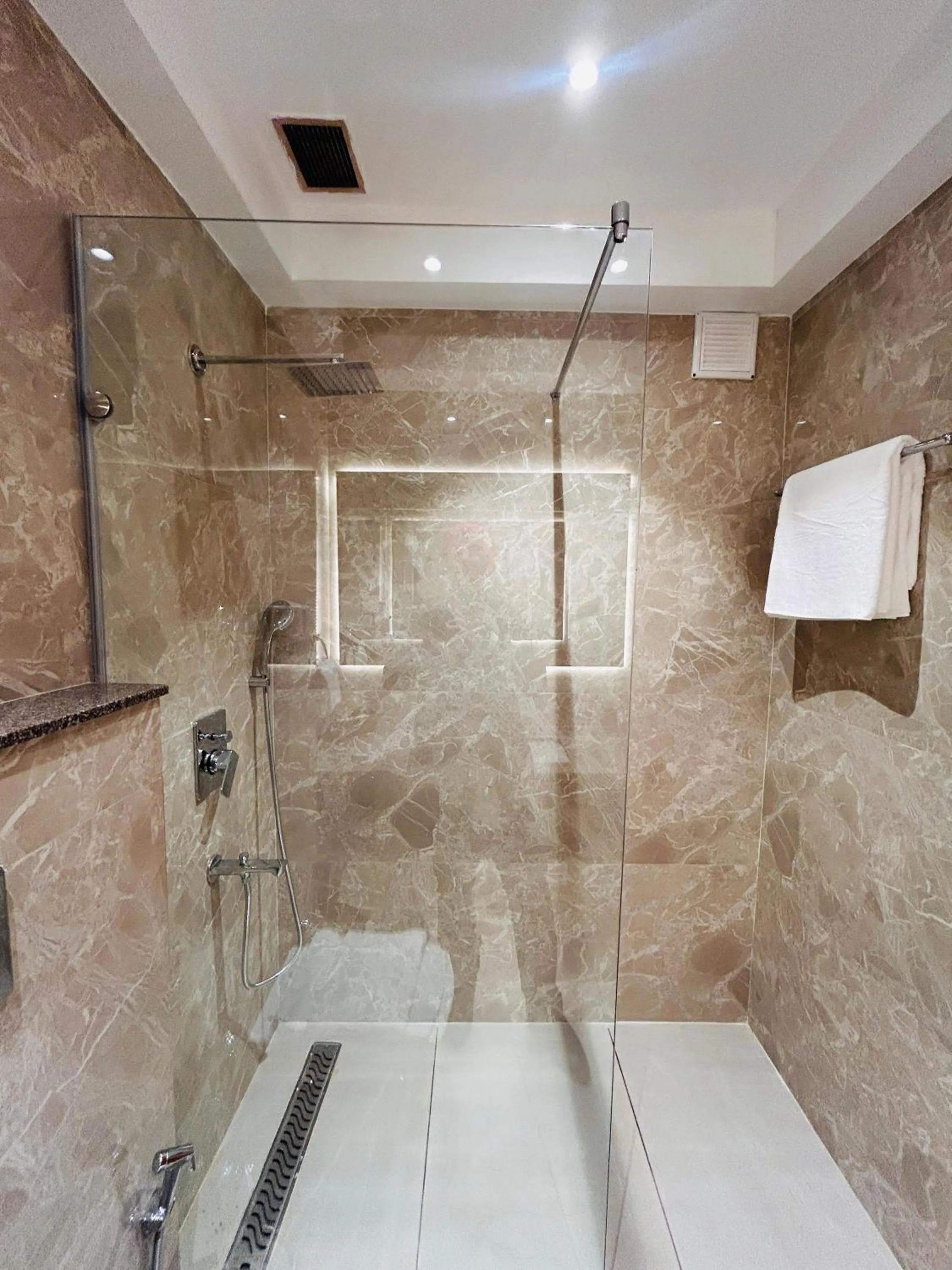 Shower in Hotel Kamal Palace