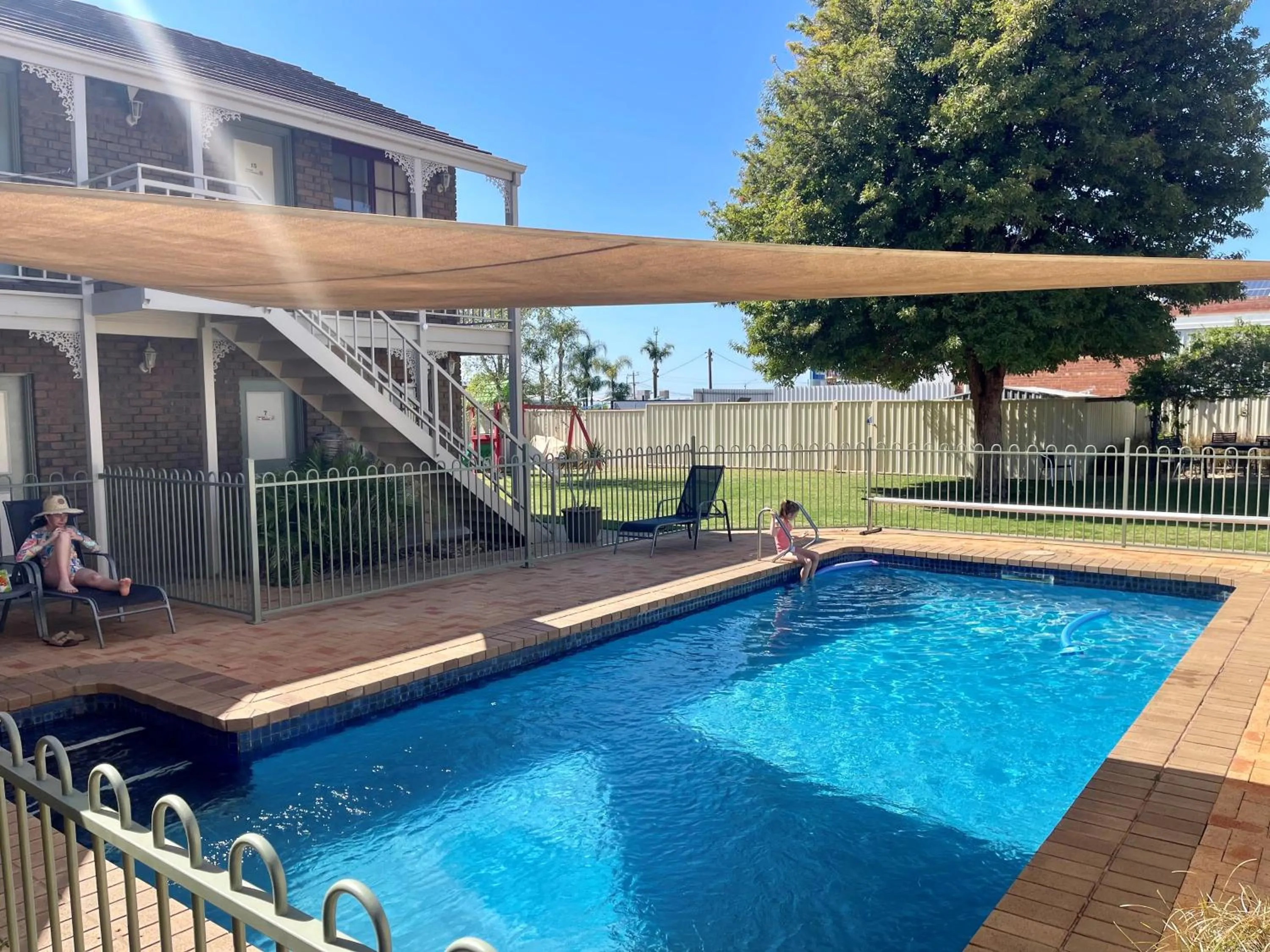 Swimming pool in City Colonial Motor Inn