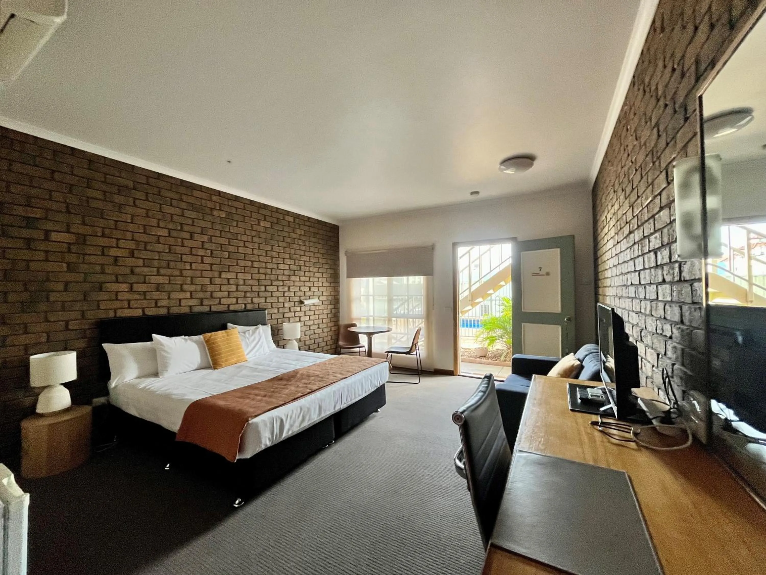 Bed in City Colonial Motor Inn