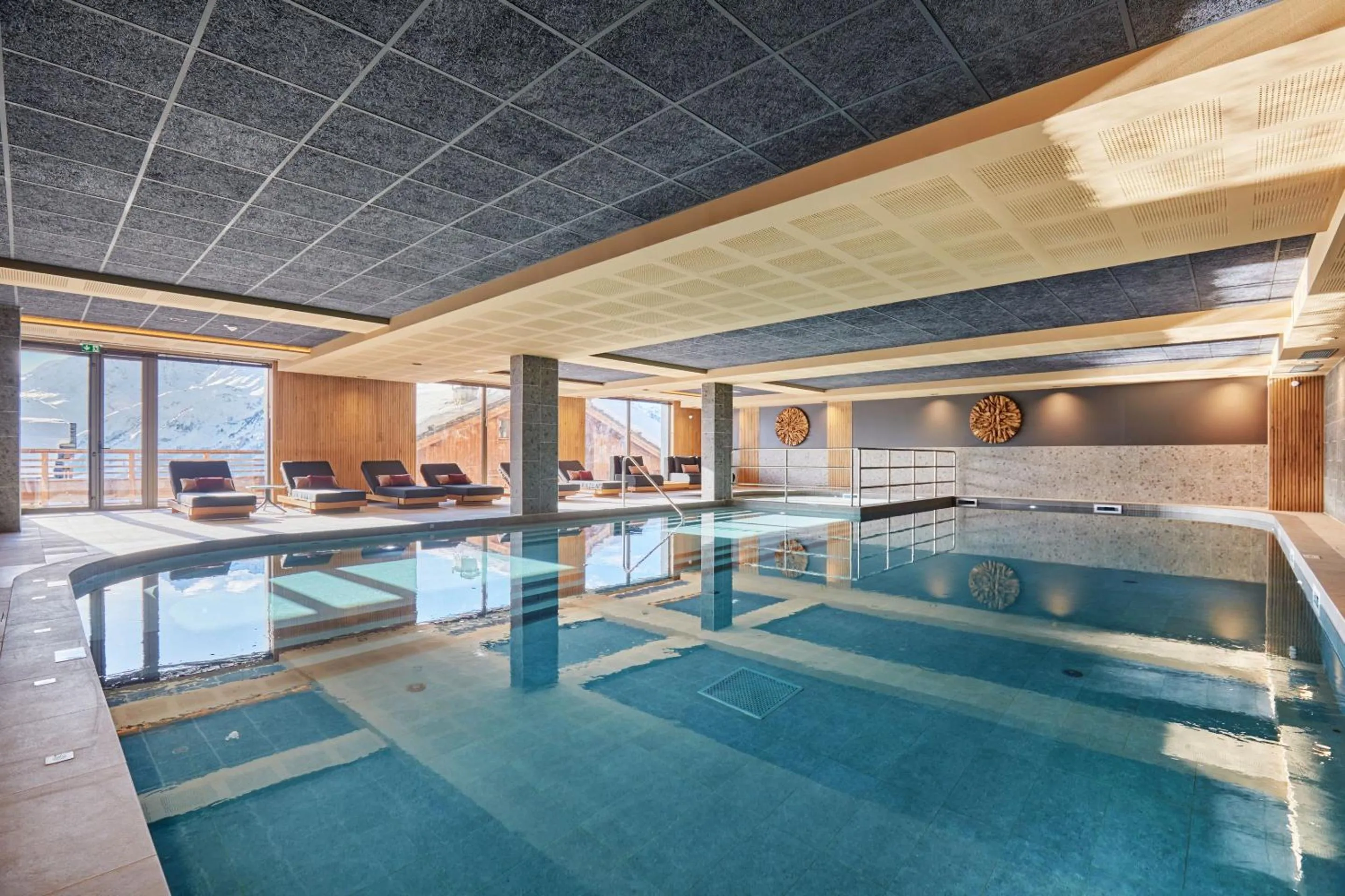 Swimming pool in Hotel L'Ecrin Blanc by Odalys