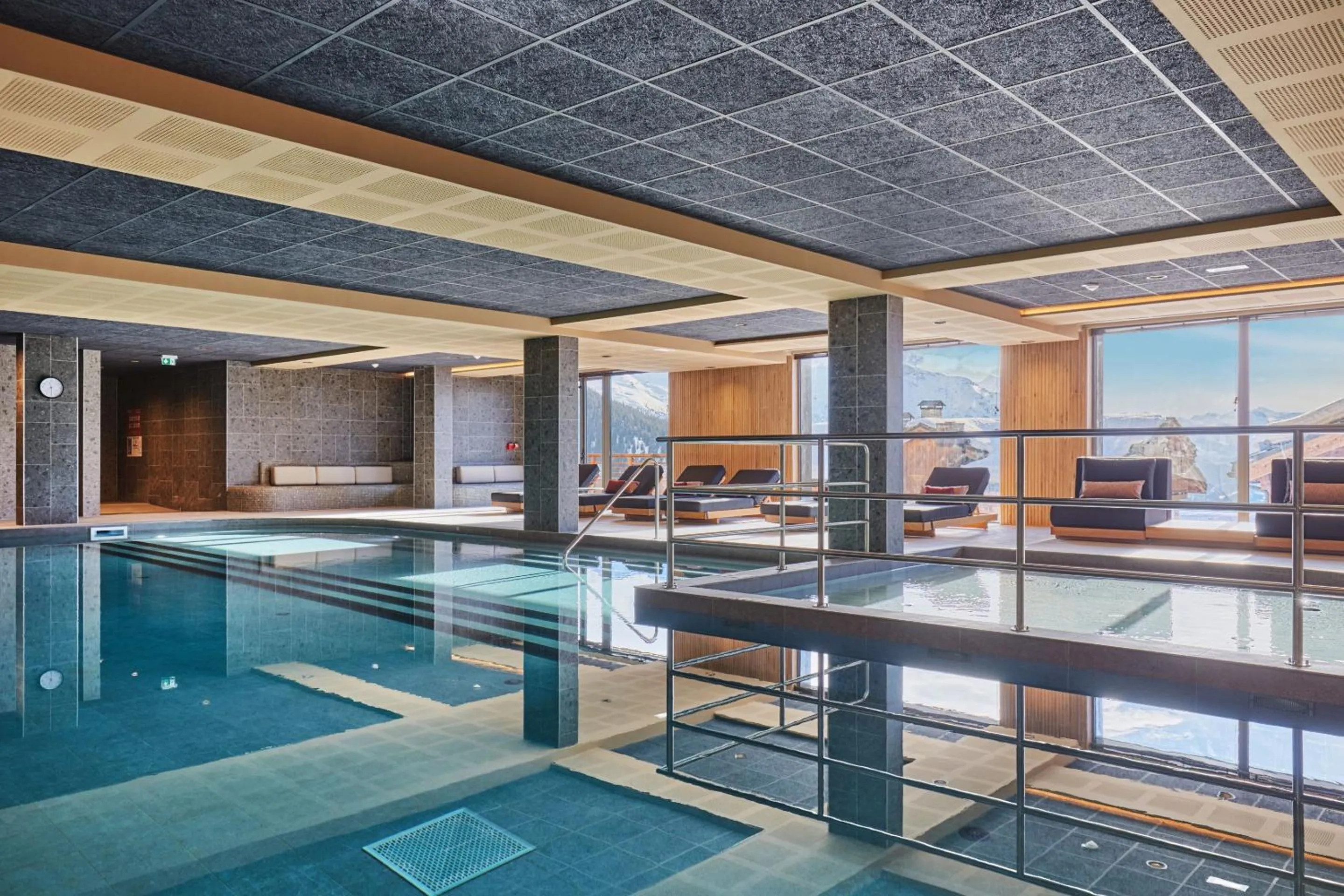 Swimming pool in Hotel L'Ecrin Blanc by Odalys