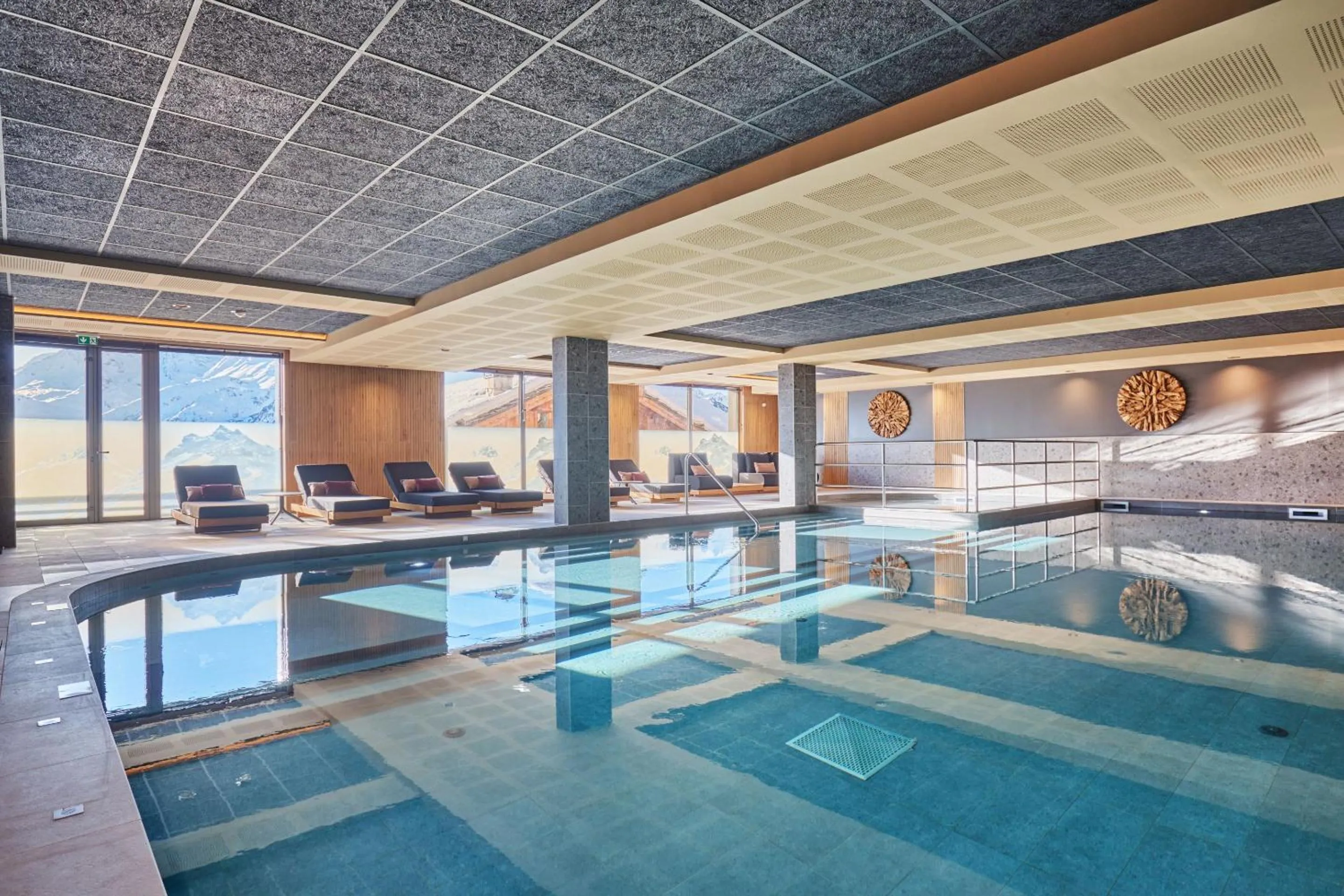 Swimming pool in Hotel L'Ecrin Blanc by Odalys