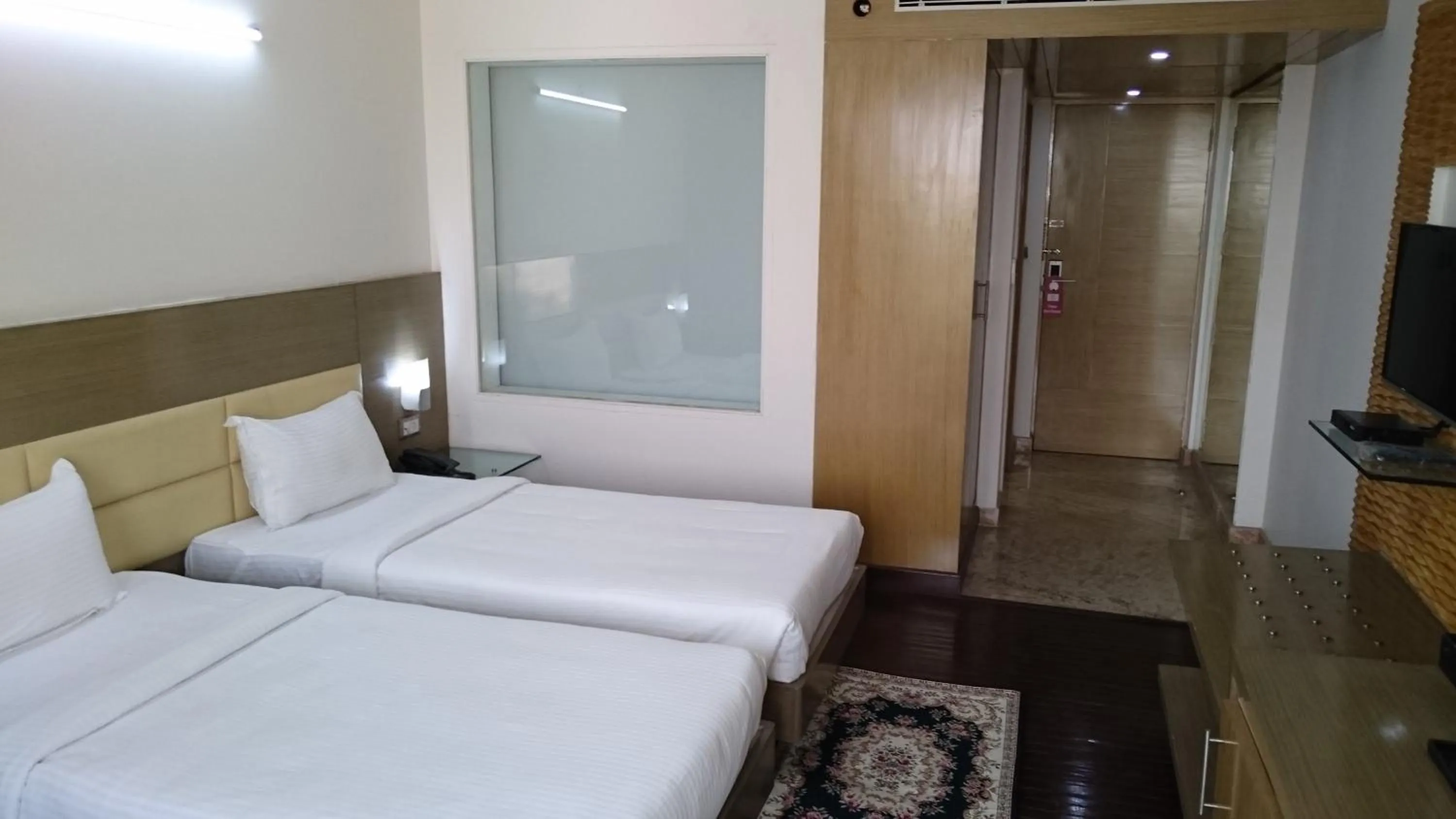 TV and multimedia, Bed in Rosewood International Hotel