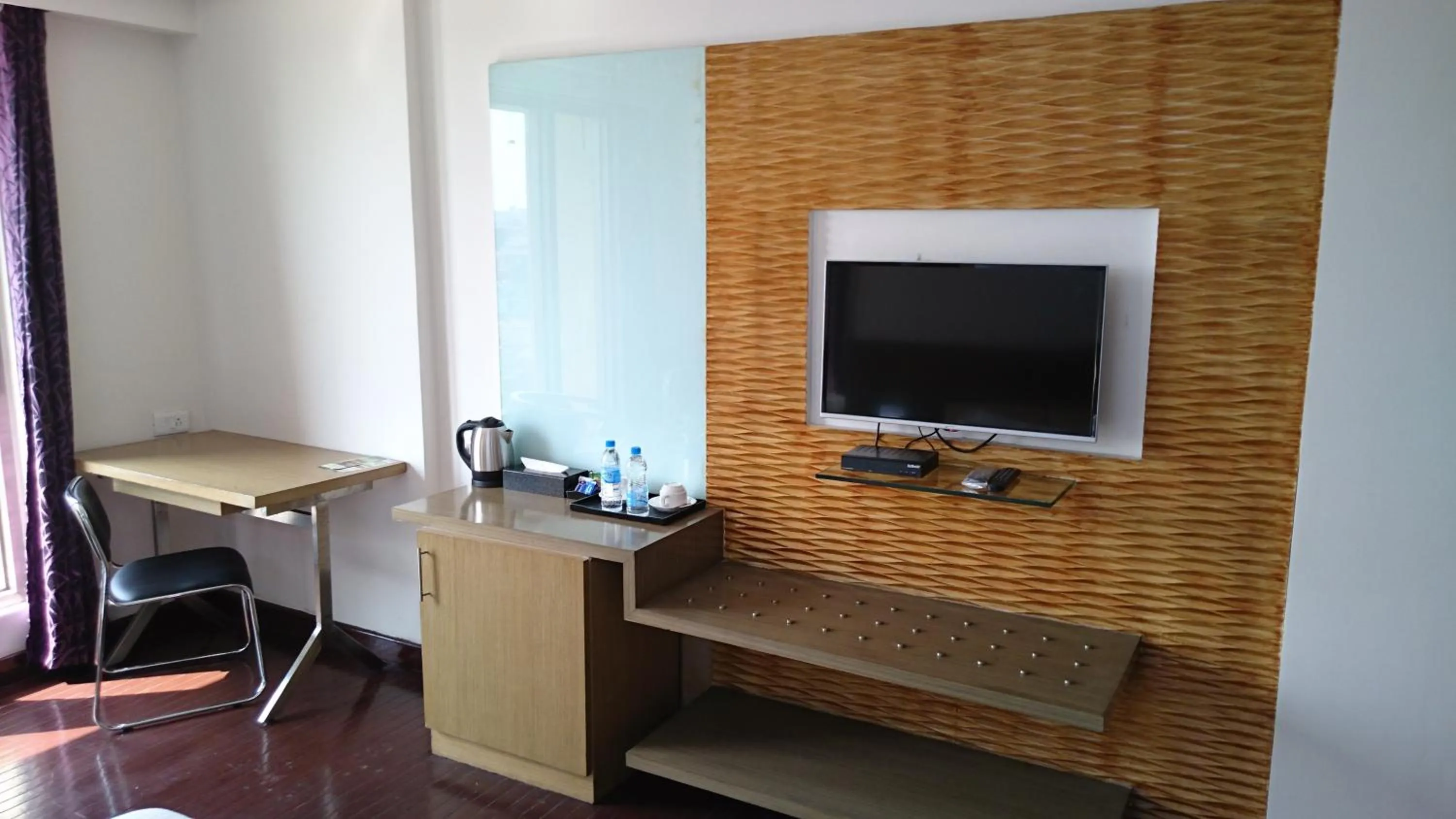 TV and multimedia in Rosewood International Hotel