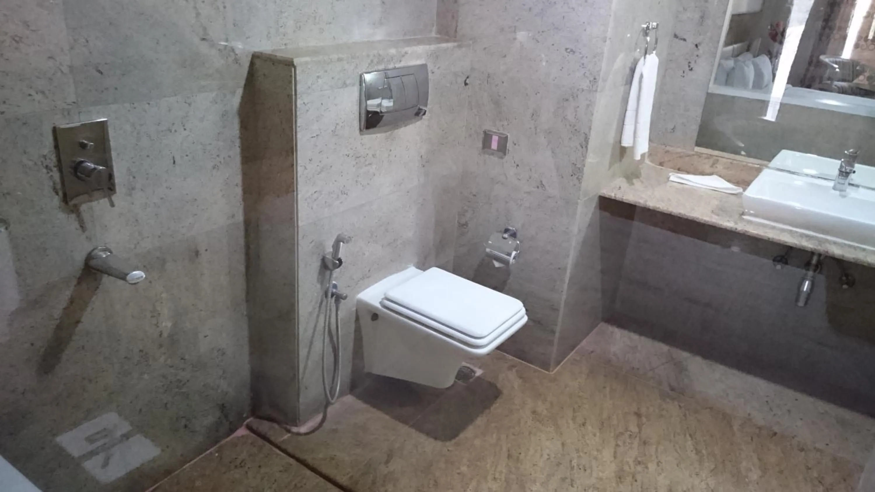 Shower in Rosewood International Hotel