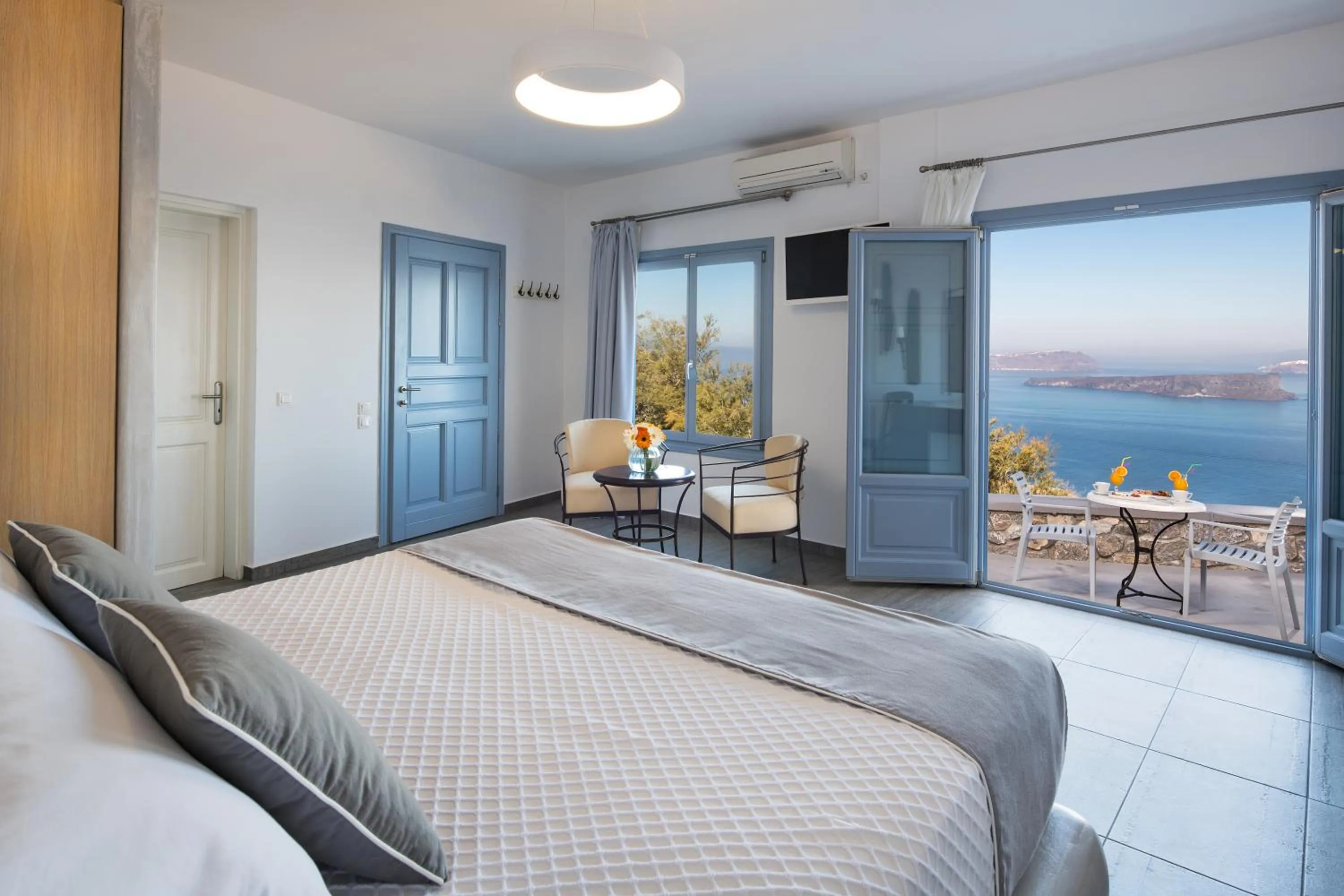 Photo of the whole room, Bed in Apanemo Hotel & Suites