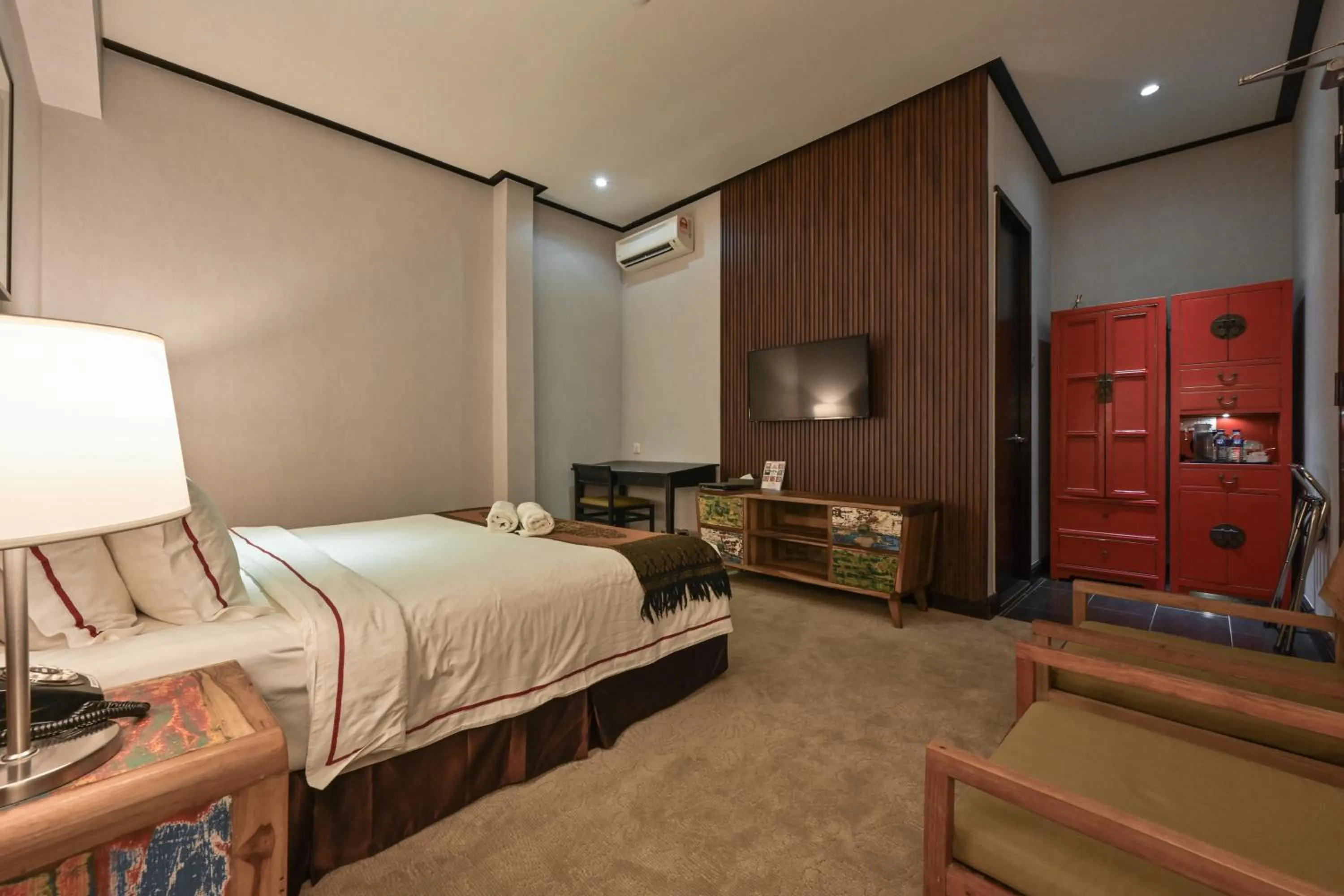 Photo of the whole room, Bed in 1825 Gallery Hotel