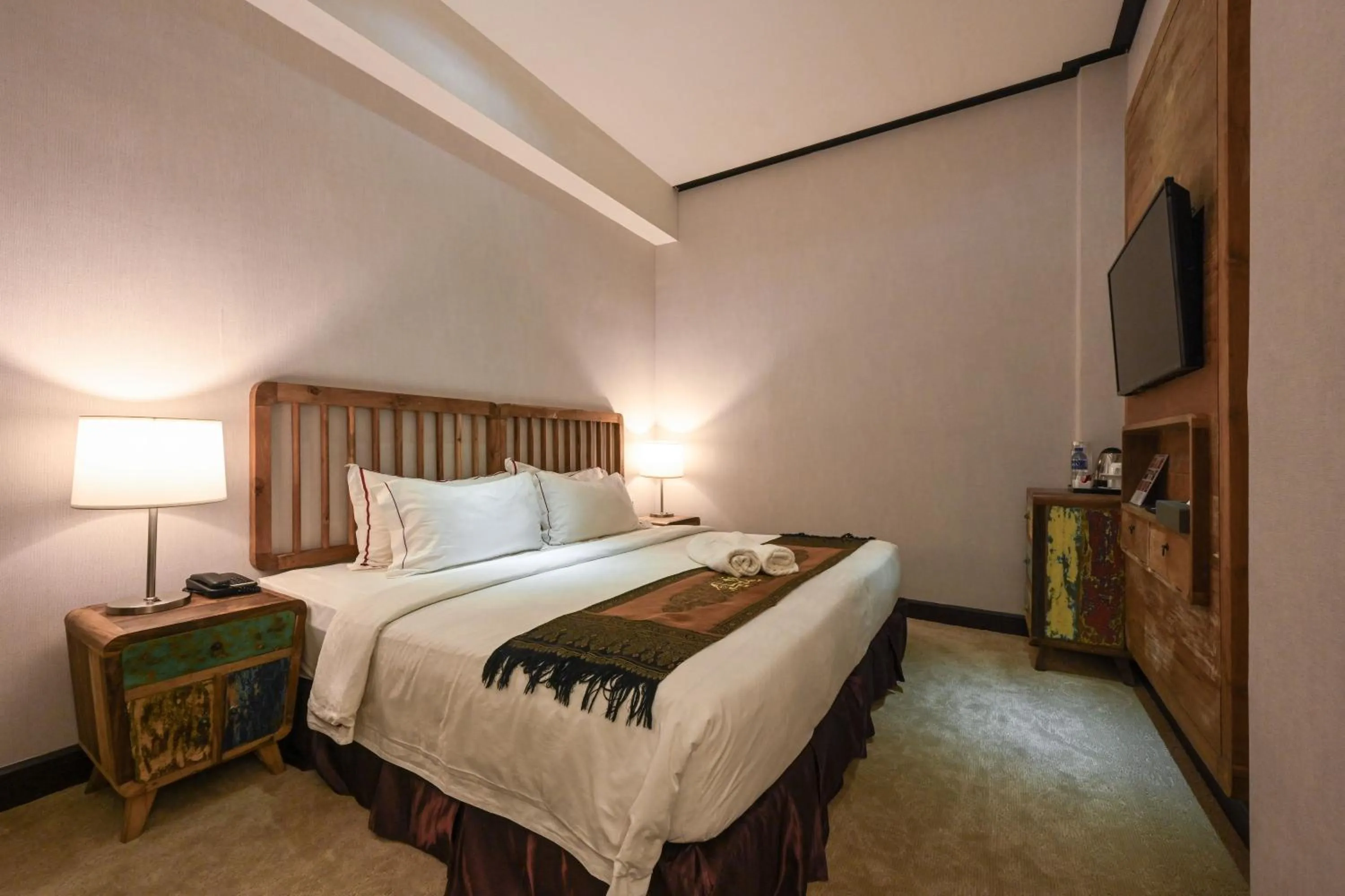 Photo of the whole room, Bed in 1825 Gallery Hotel