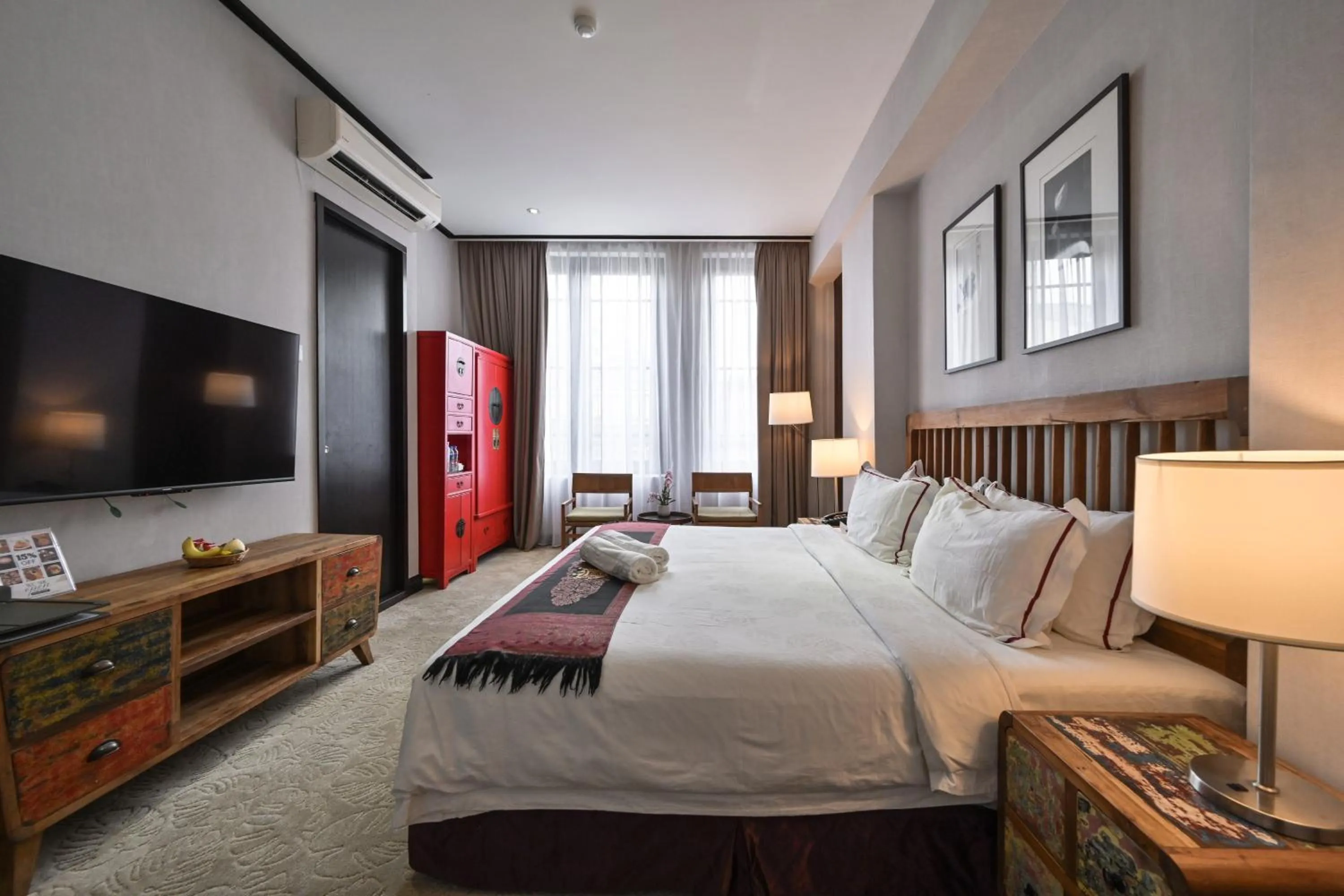 Bed in 1825 Gallery Hotel