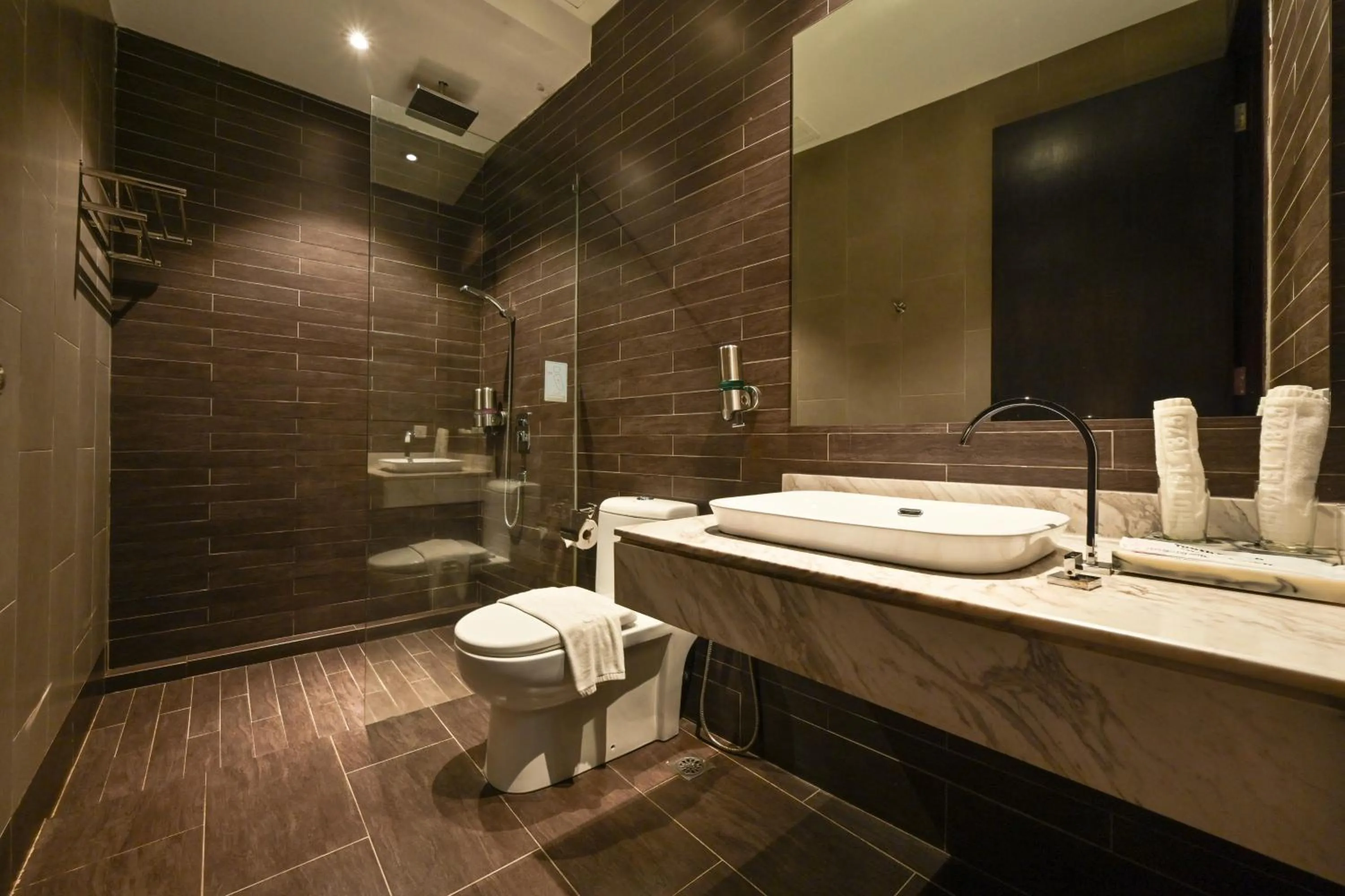 Shower in 1825 Gallery Hotel