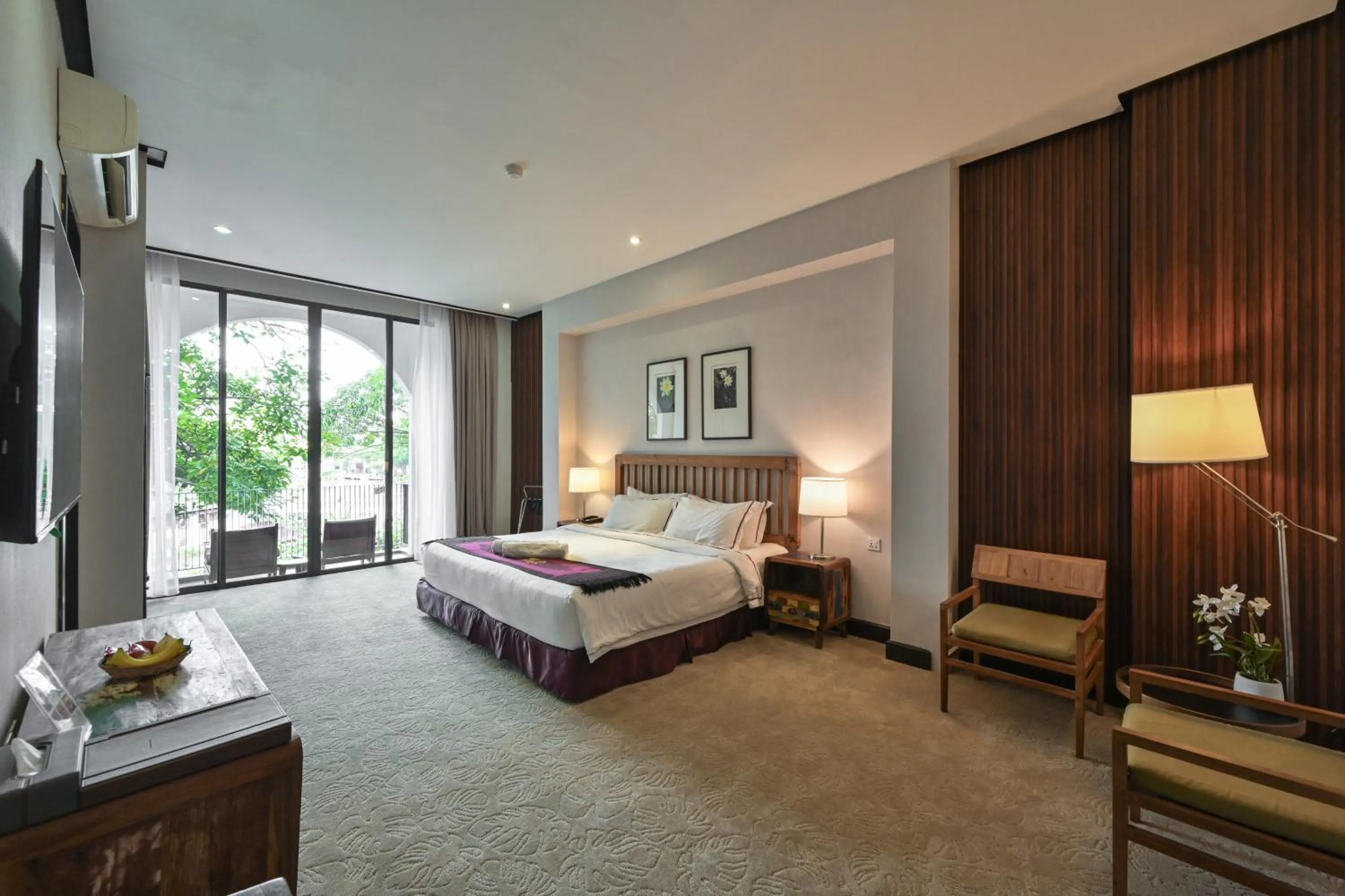 Photo of the whole room, Bed in 1825 Gallery Hotel