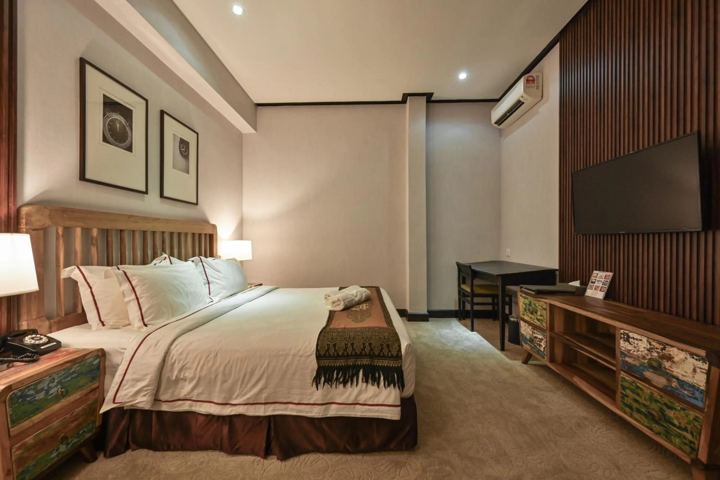 Bedroom, Bed in 1825 Gallery Hotel