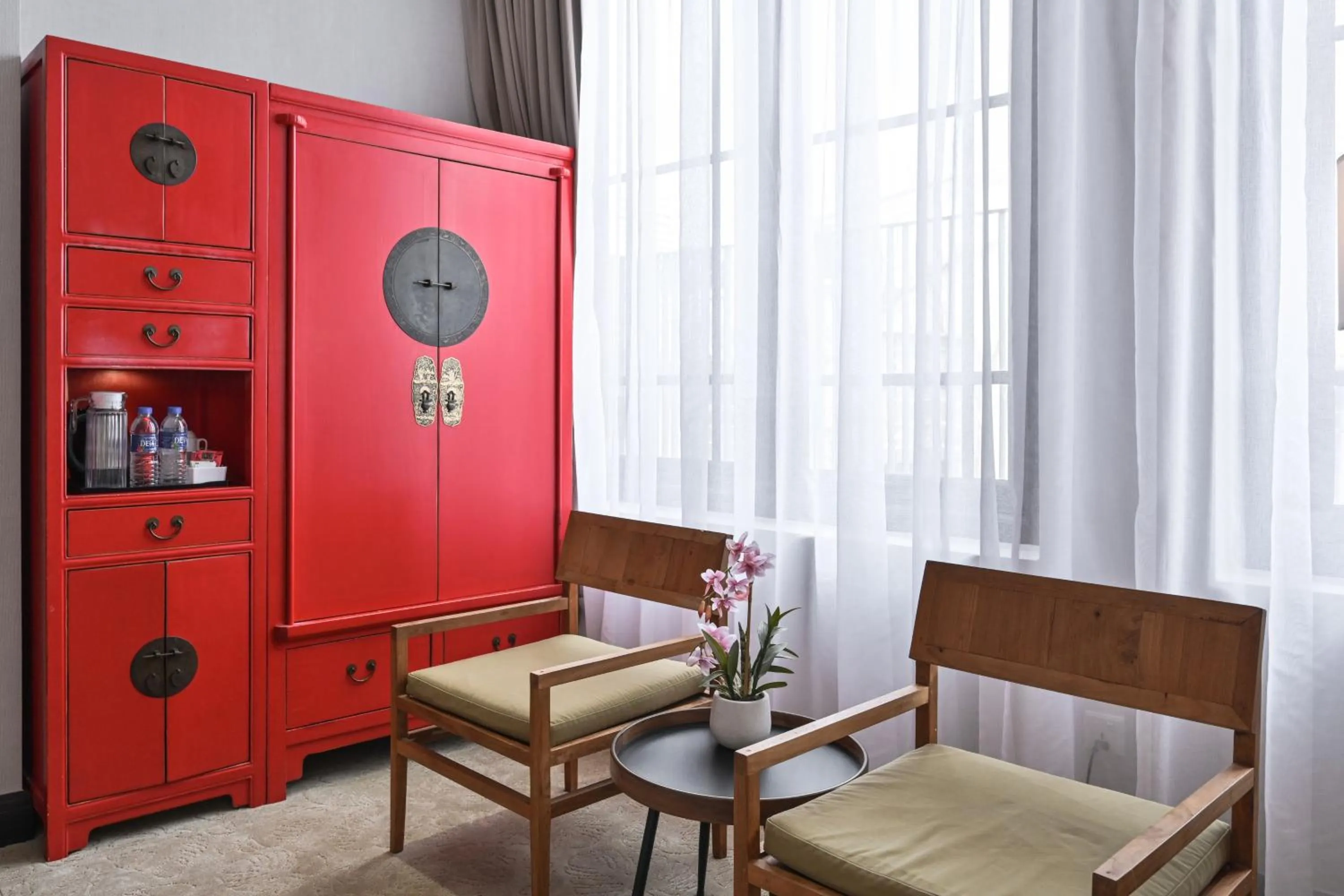 Seating area in 1825 Gallery Hotel