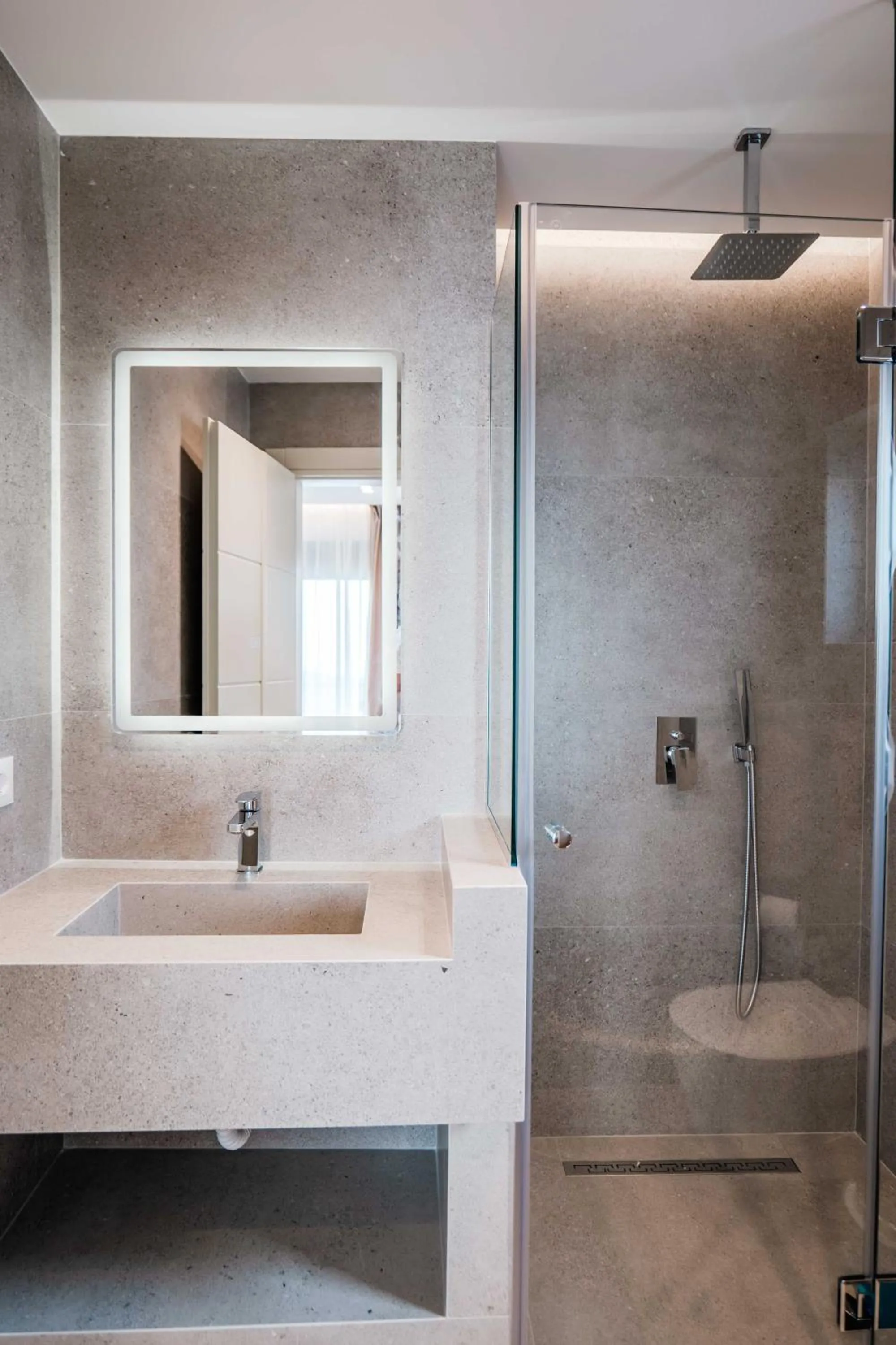 Shower in StarLight Apartments 2