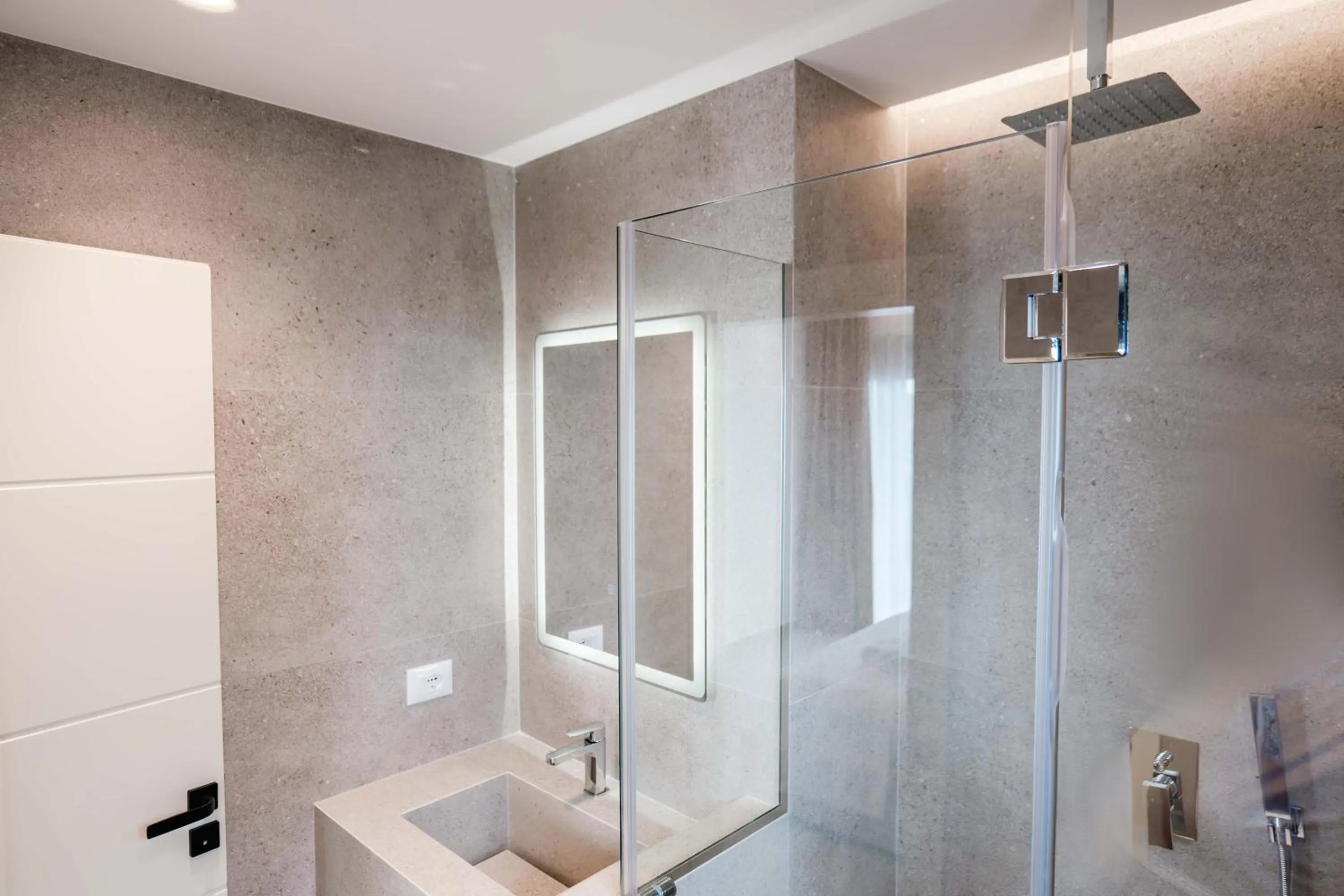 Shower in StarLight Apartments 2