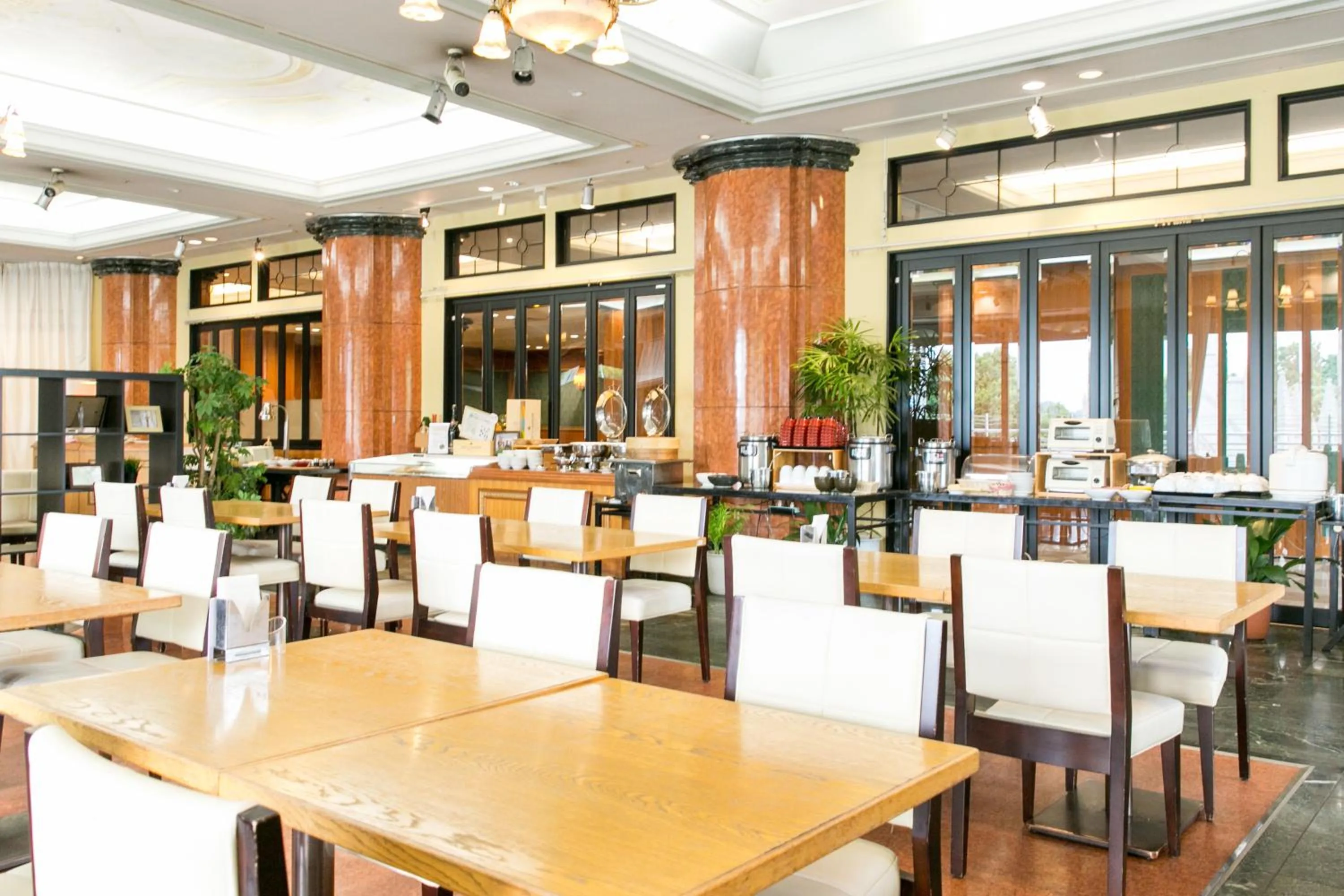 Restaurant/places to eat in Hotel Crystal Palace